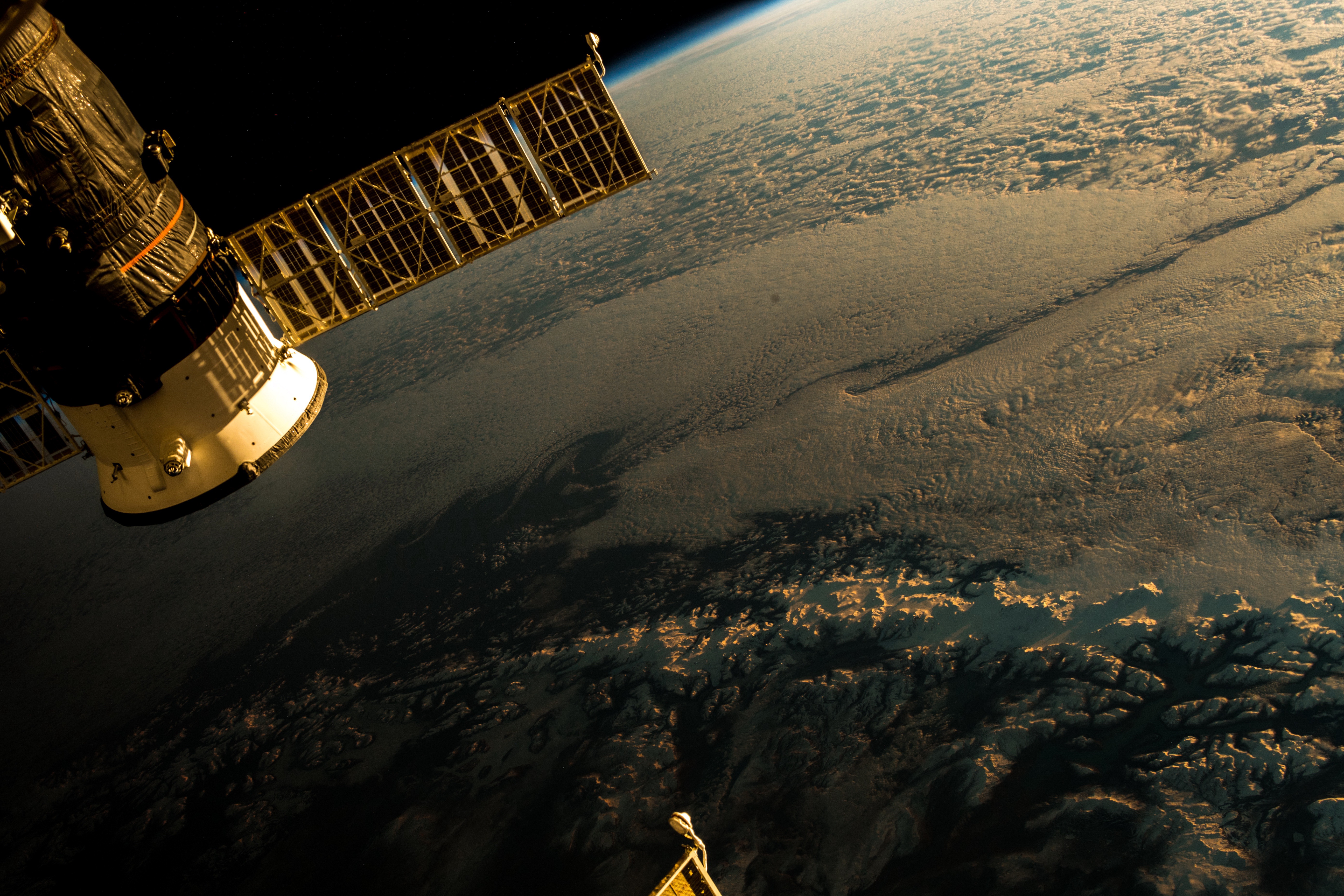 Descarga gratuita de fondo de pantalla para móvil de Tierra, Ciencia Ficción, Estación Espacial.