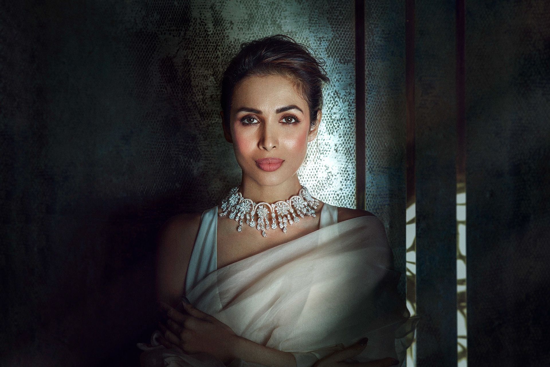 Download mobile wallpaper Jewelry, Brunette, Model, Indian, Necklace, Celebrity, Brown Eyes, Actress, Bollywood, Malaika Arora Khan for free.