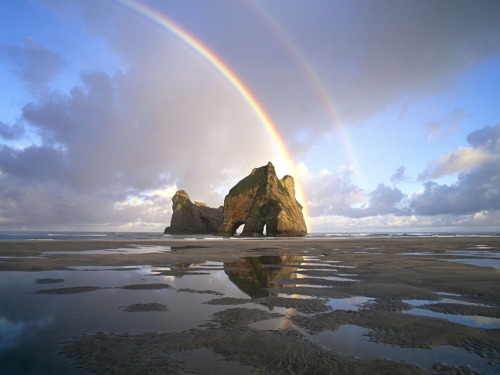 56223 скачать обои радуга, скалы, природа, вода, песок, новая зеландия, лужи - заставки и картинки бесплатно