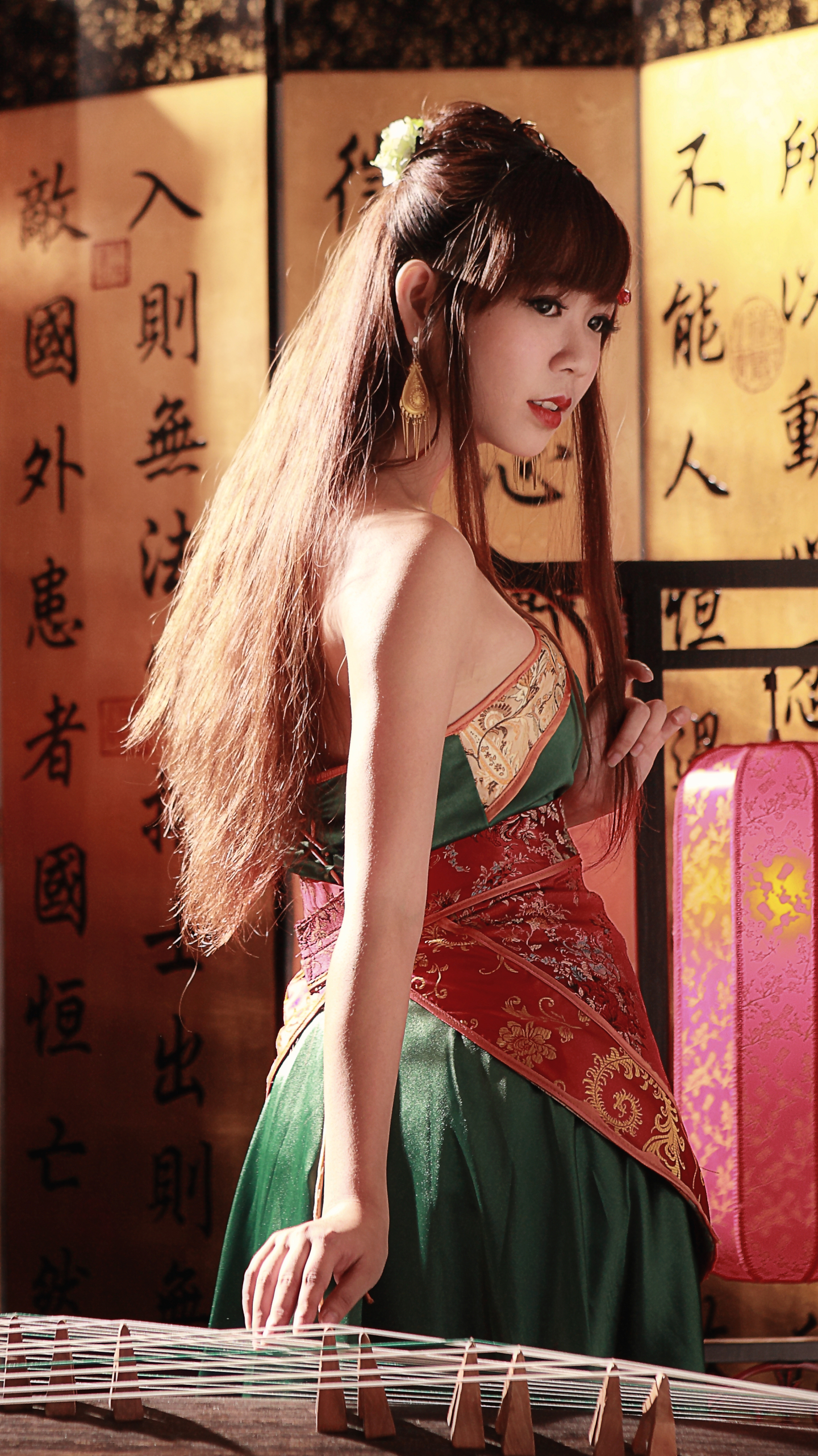 Handy-Wallpaper Frauen, Bonsai, Asiatisch, Asiatinnen, Instrument, Taiwanese, Nationaltracht, Sà Lin kostenlos herunterladen.