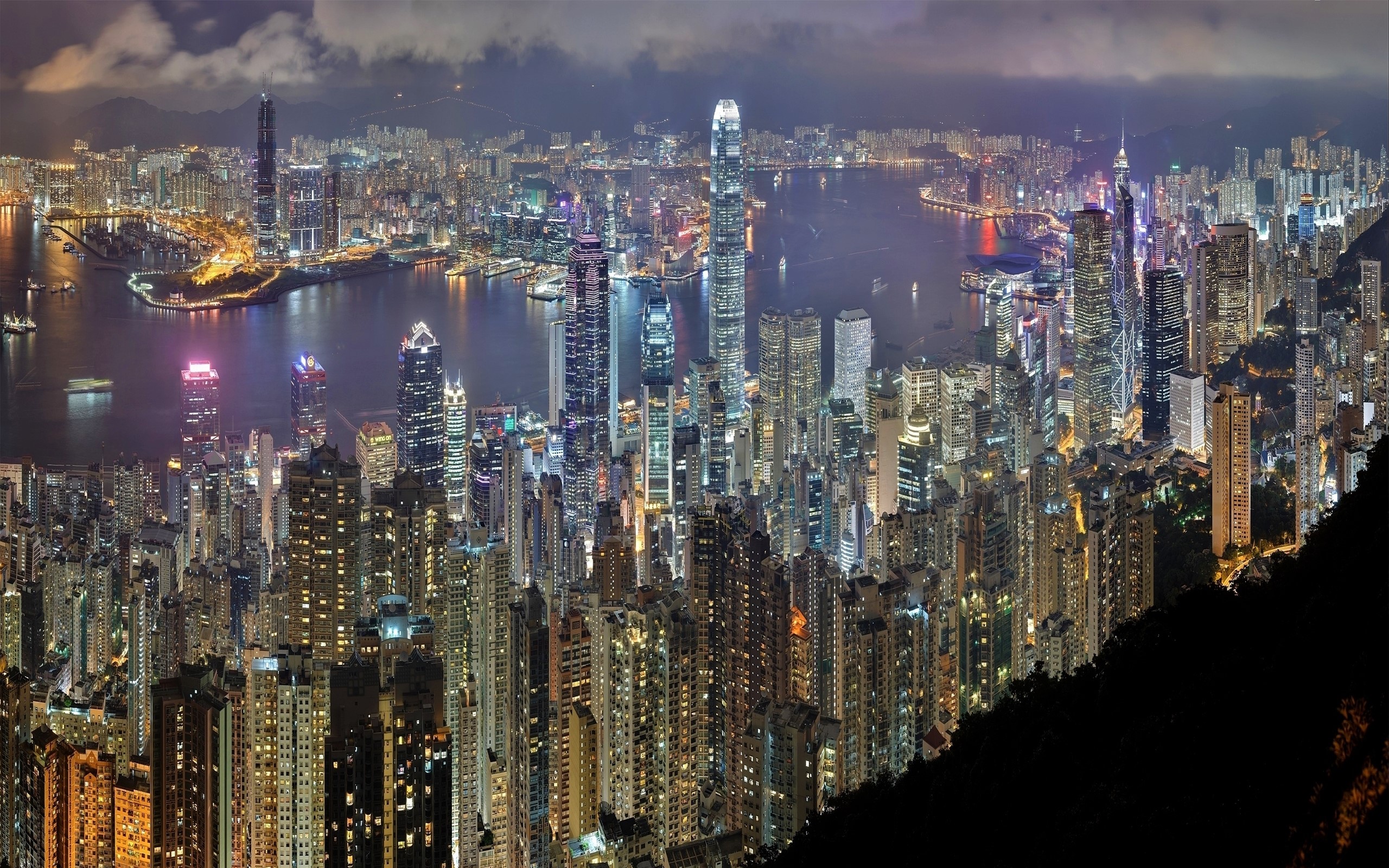 Скачать картинку Города, Ночь, Город, Свет, Здание, Городской Пейзаж, Гонконг, Небоскрёб, Сделано Человеком, Кита́й в телефон бесплатно.