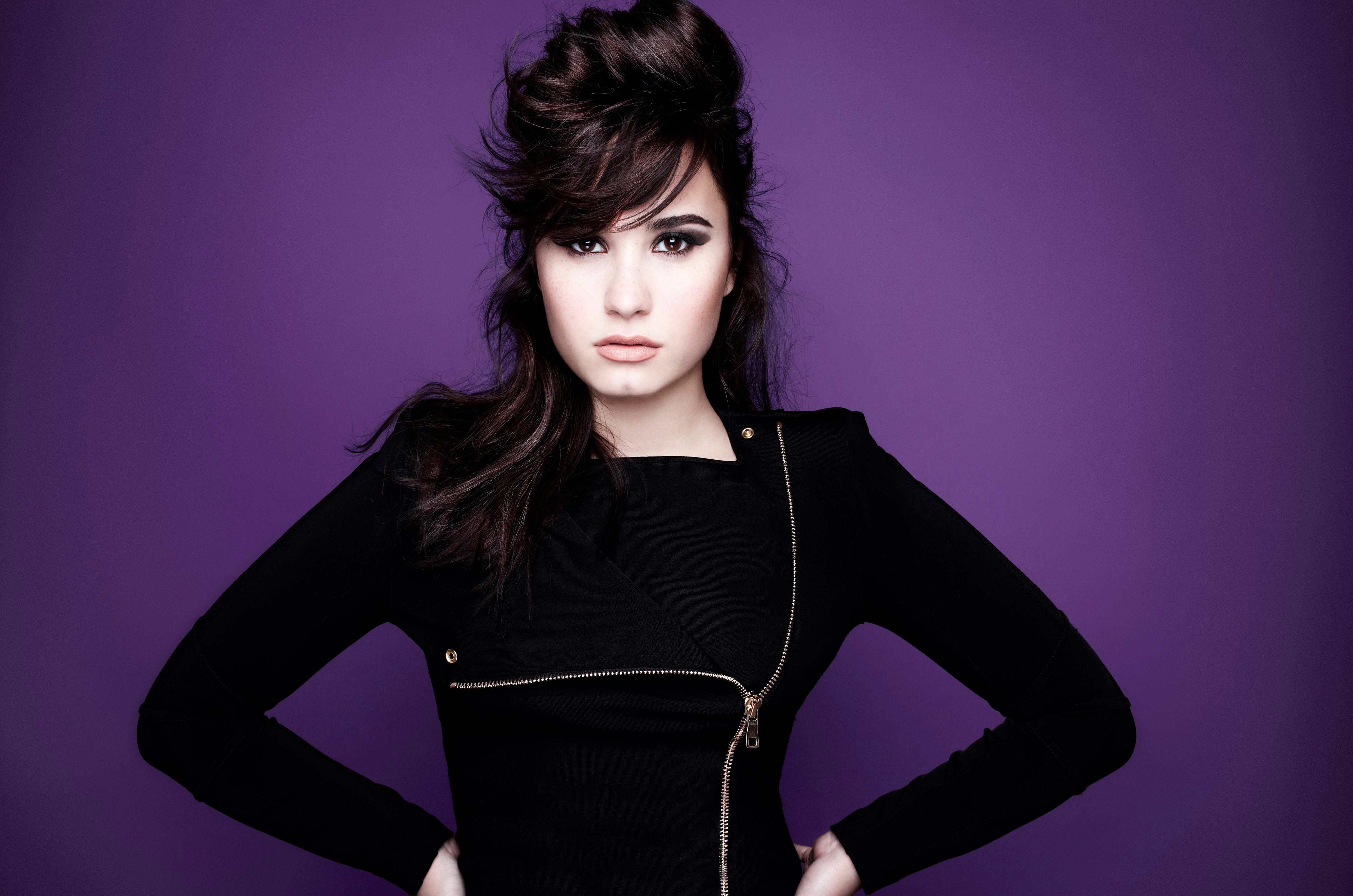 Handy-Wallpaper Musik, Sänger, Braune Augen, Schwarzes Haar, Demi Lovato kostenlos herunterladen.