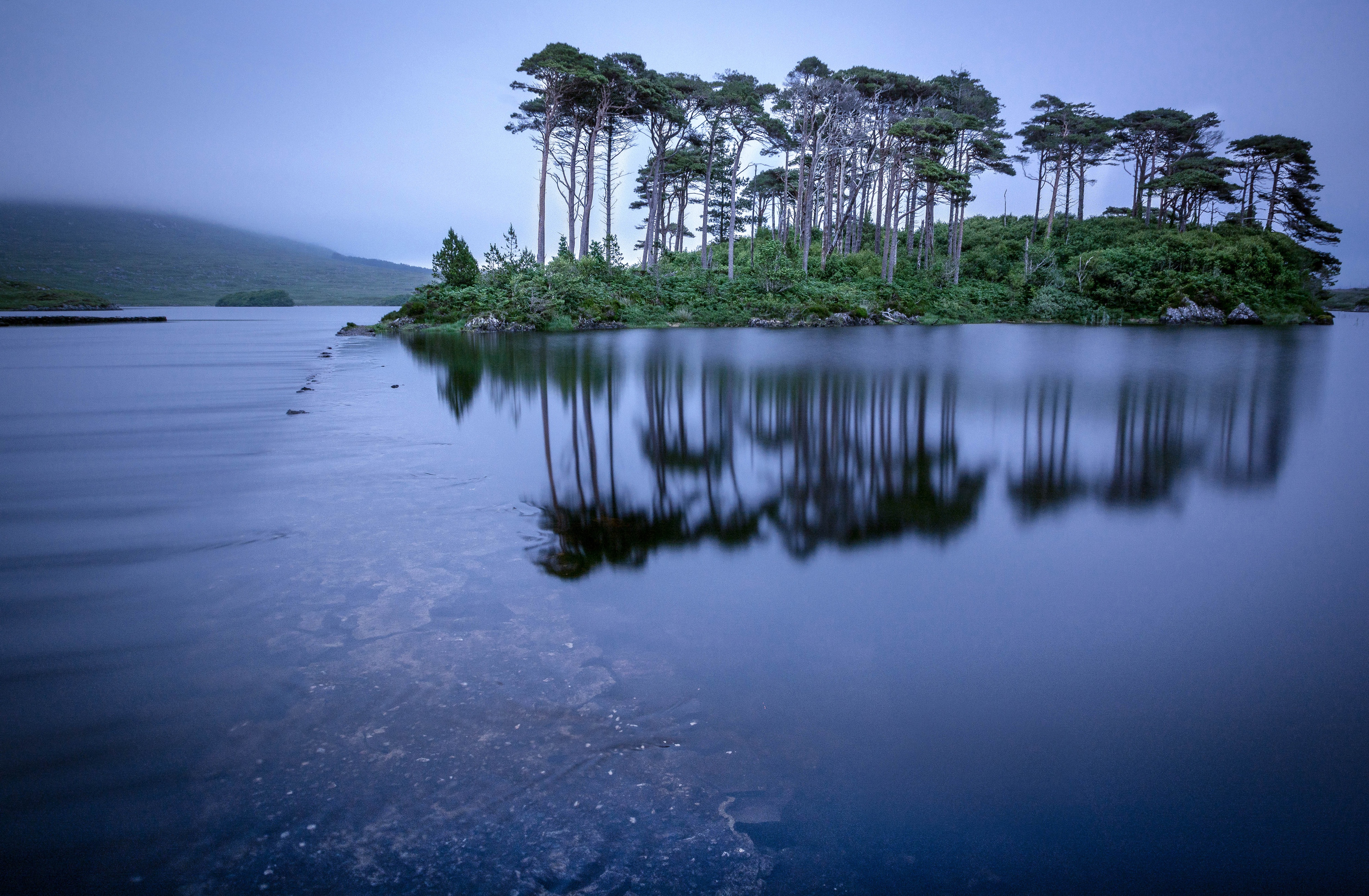 Скачать картинку Природа, Озеро, Отражение, Остров, Ирландия, Земля/природа, Коннемара в телефон бесплатно.
