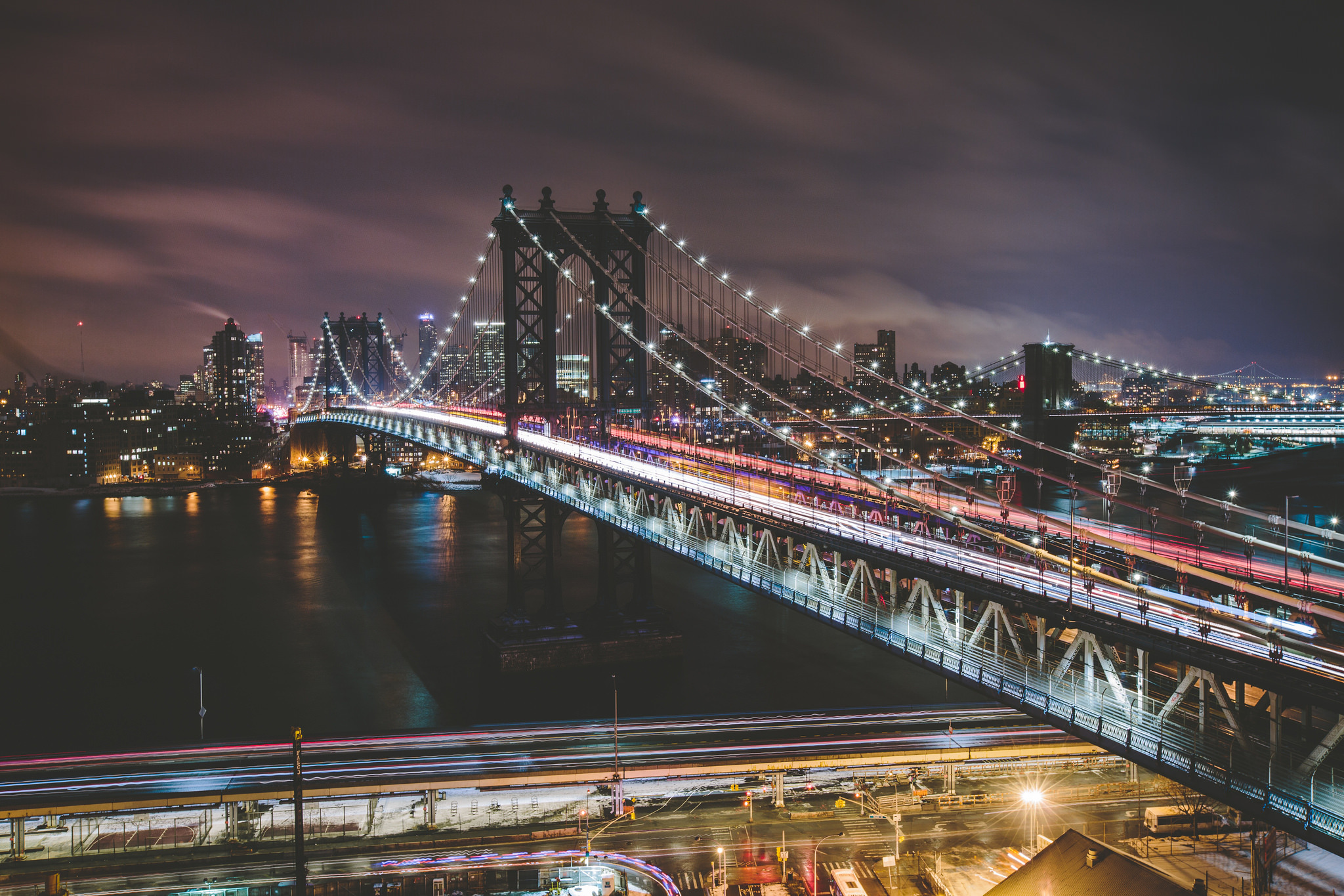 Téléchargez des papiers peints mobile Nuit, Ville, Lumière, Pont, Etats Unis, New York, Pont De Manhattan, Des Ponts, Construction Humaine gratuitement.