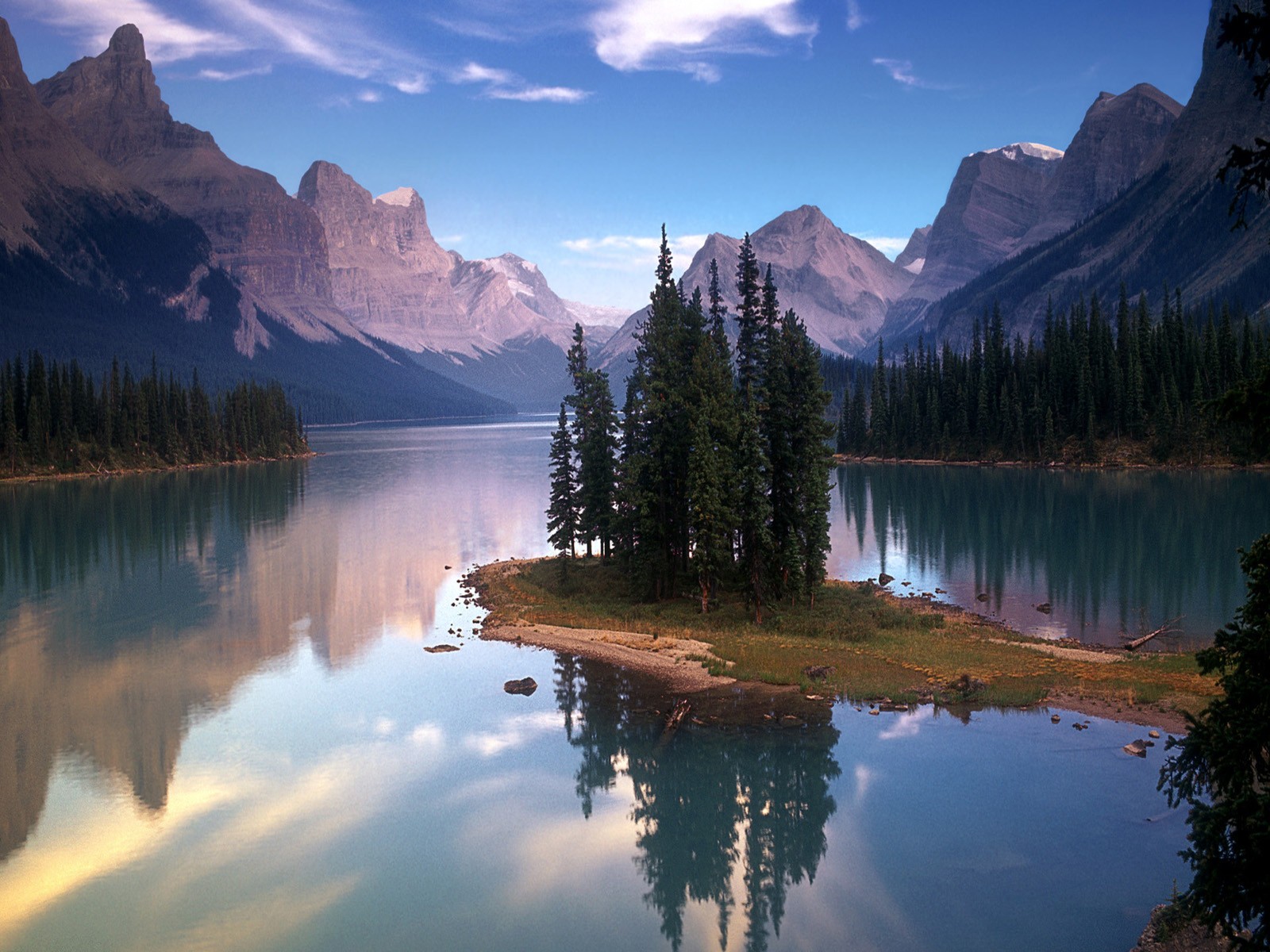 Скачать картинку Природа, Вода, Гора, Озеро, Отражение, Канада, Лес, Дерево, Земля/природа в телефон бесплатно.