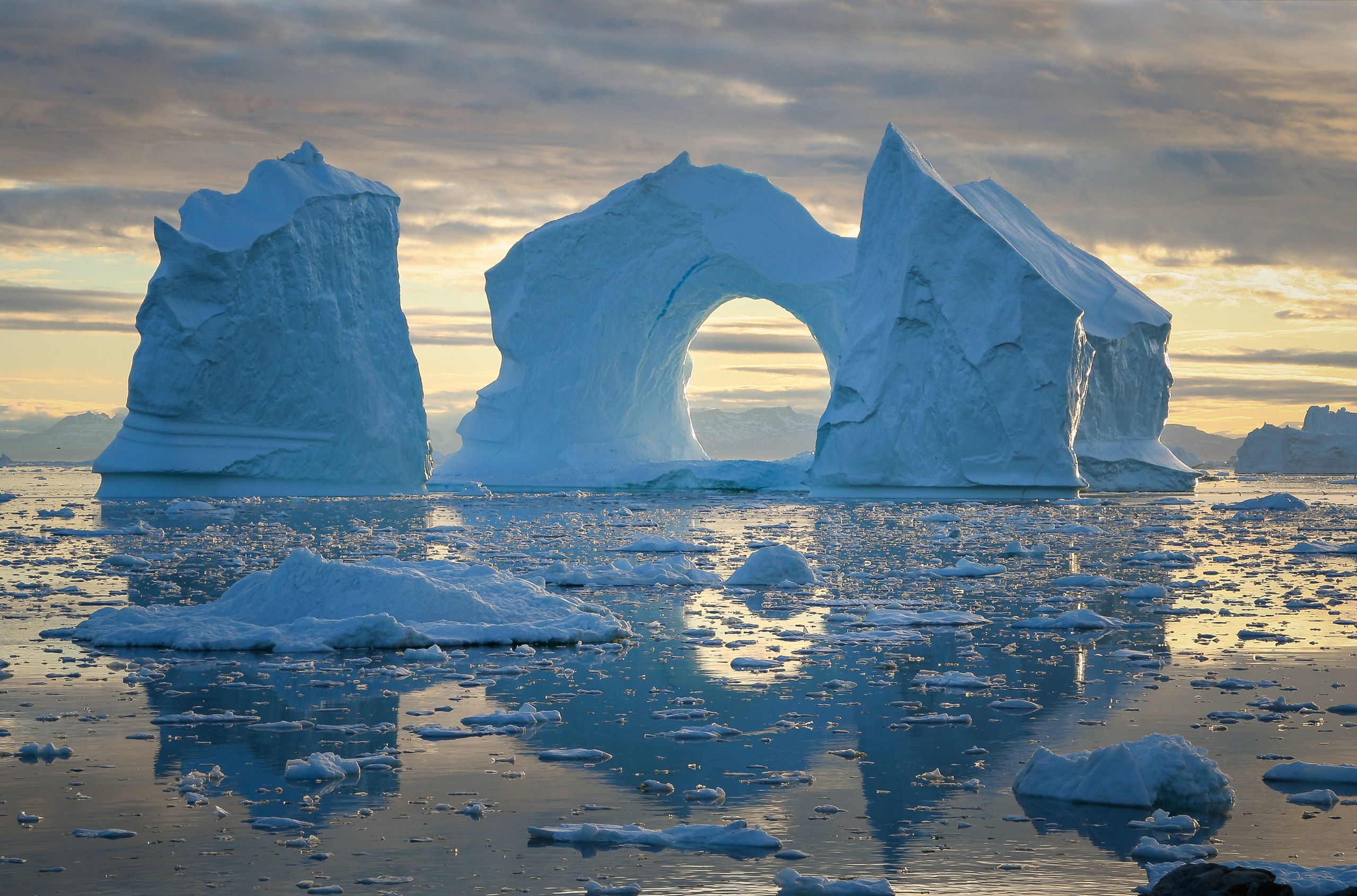 Laden Sie das Natur, Eisberg, Erde/natur, Spiegelung, Felsentor-Bild kostenlos auf Ihren PC-Desktop herunter