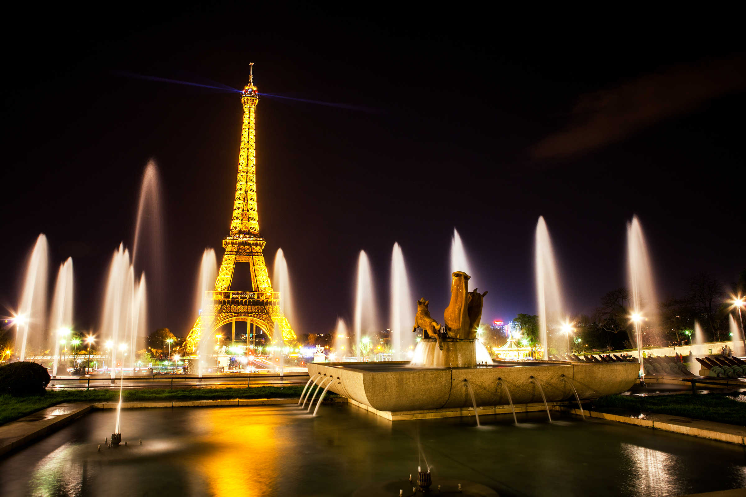 Baixar papel de parede para celular de Noite, Paris, Torre Eiffel, Monumentos, Luz, França, Monumento, Feito Pelo Homem, Fonte De Água gratuito.