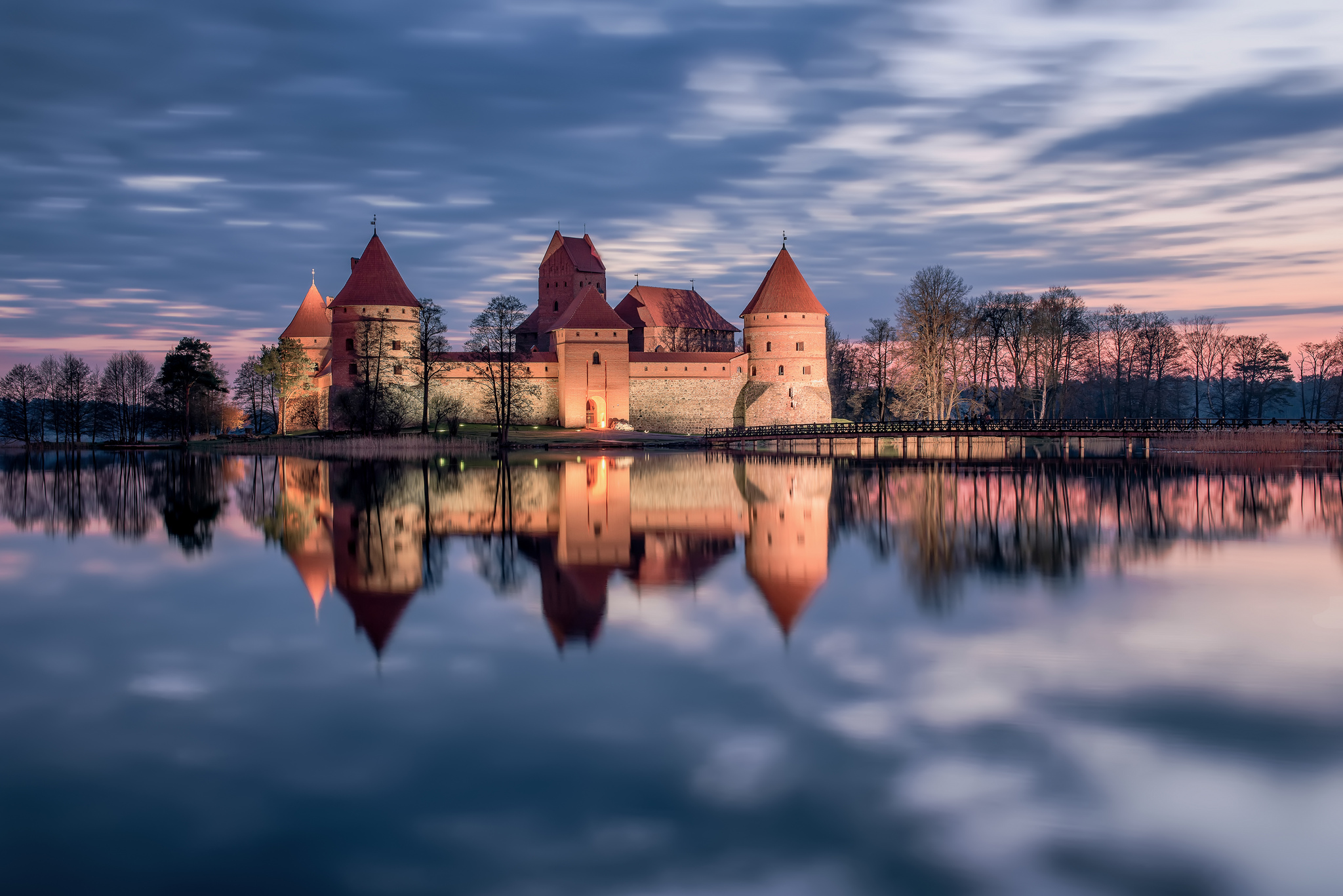366980 descargar imagen hecho por el hombre, castillo de la isla de trakai, castillo, lago, lituania, reflejo, atardecer, castillos: fondos de pantalla y protectores de pantalla gratis