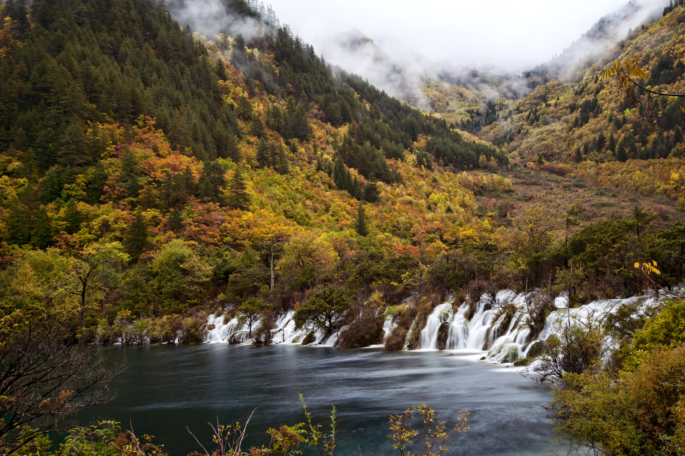 Handy-Wallpaper Fluss, Szene, Wasserfall, Wasserfälle, Herbst, Nebel, Erde/natur, Wolke, Himmel, Landschaft kostenlos herunterladen.