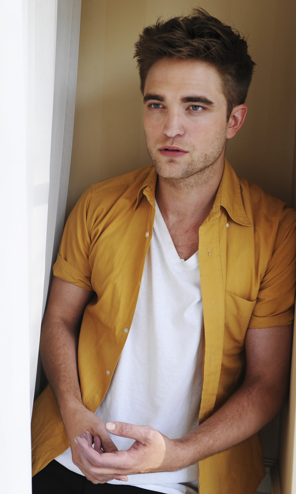 Download mobile wallpaper Robert Pattinson, Celebrity for free.