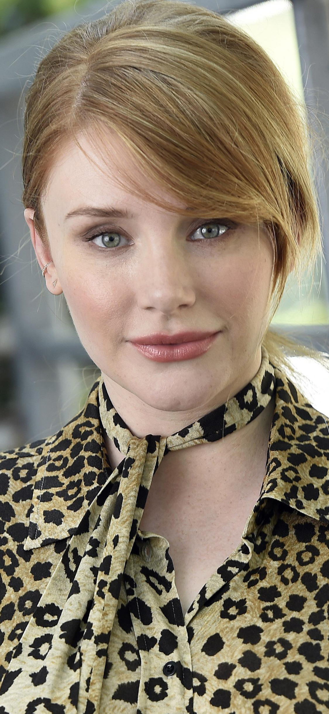 Download mobile wallpaper Blonde, American, Celebrity, Actress, Bryce Dallas Howard for free.
