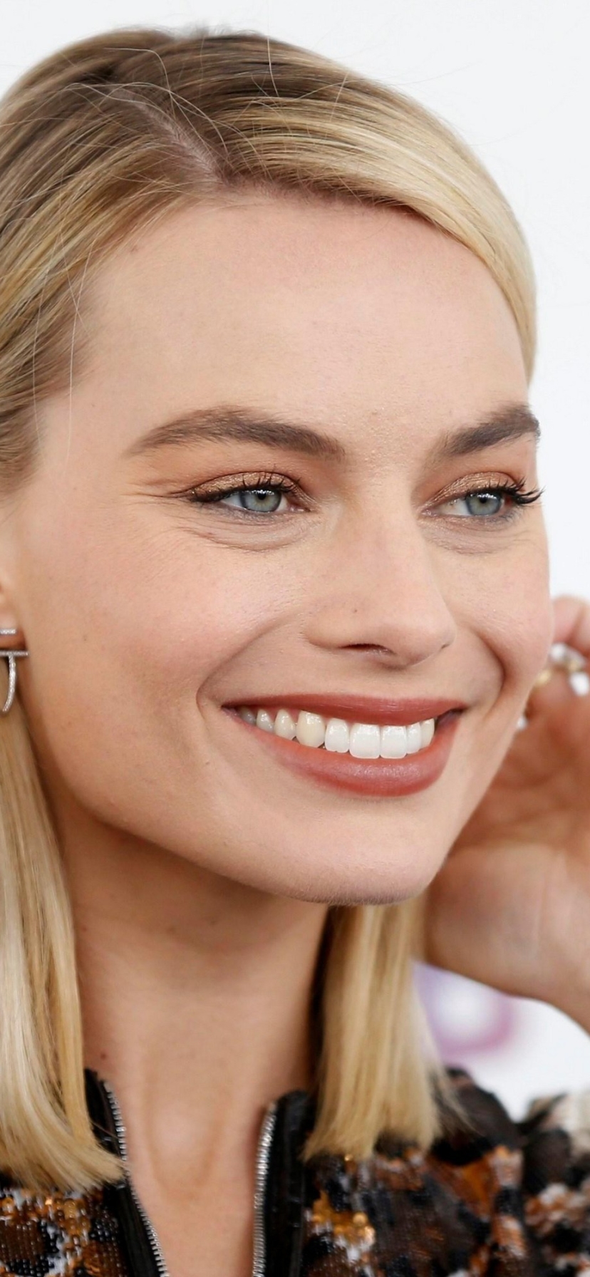 Download mobile wallpaper Smile, Blonde, Face, Blue Eyes, Celebrity, Actress, Australian, Margot Robbie for free.