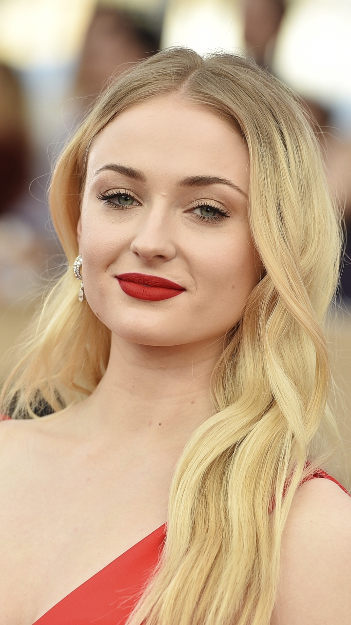 Baixar papel de parede para celular de Loiro, Inglês, Celebridade, Atriz, Cabelo Loiro, Batom, Sophie Turner gratuito.