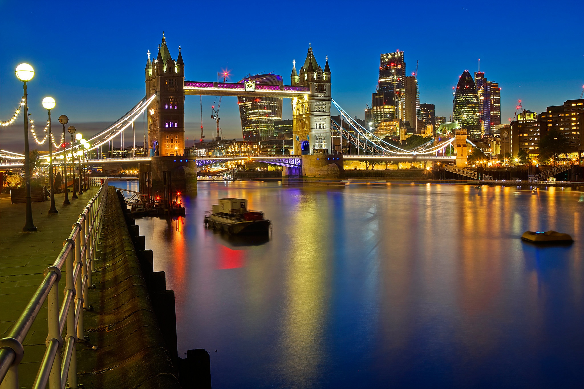 Laden Sie das London, Licht, Fluss, Brücke, Nacht, England, Themse, Tower Bridge, Brücken, Menschengemacht, Großstadt-Bild kostenlos auf Ihren PC-Desktop herunter