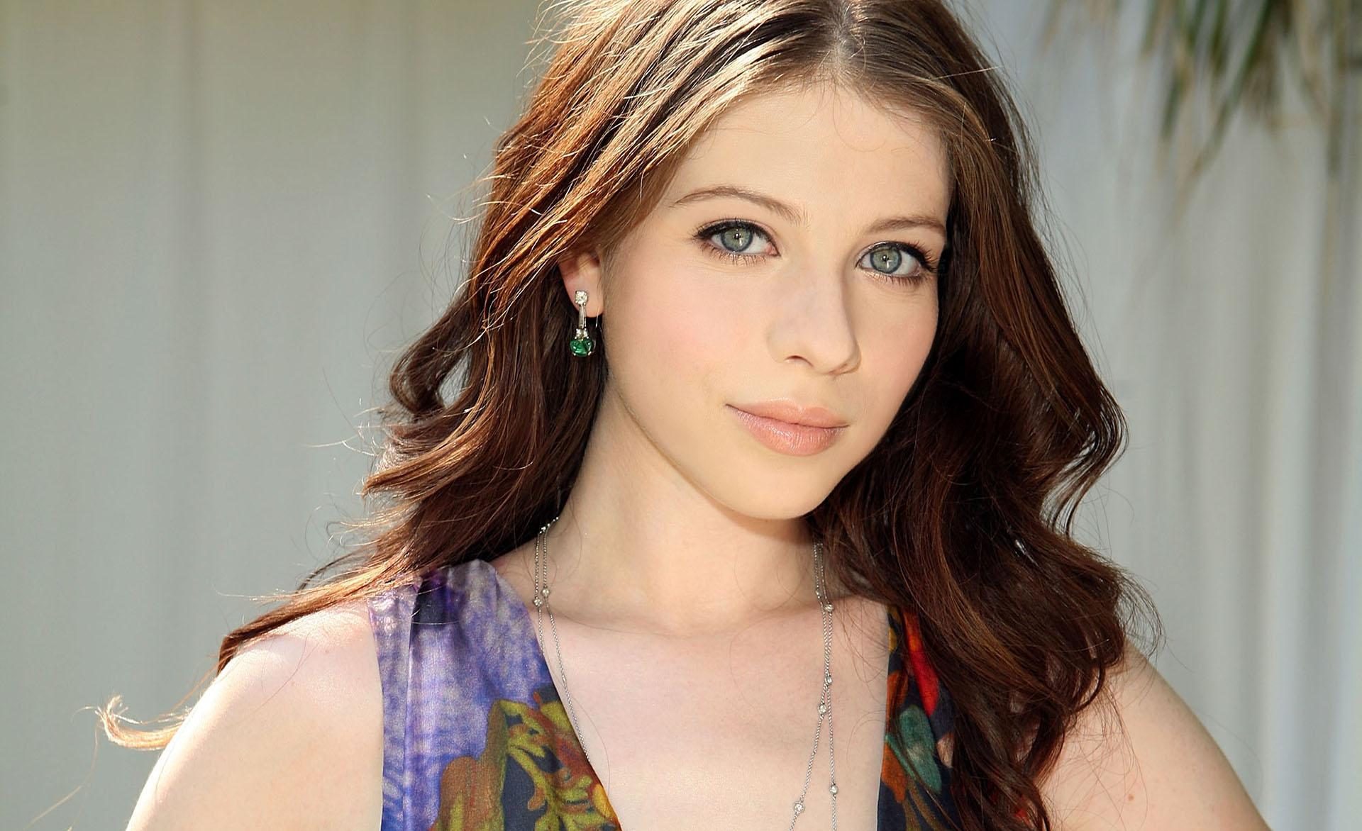 Download mobile wallpaper Celebrity, Actress, Michelle Trachtenberg for free.