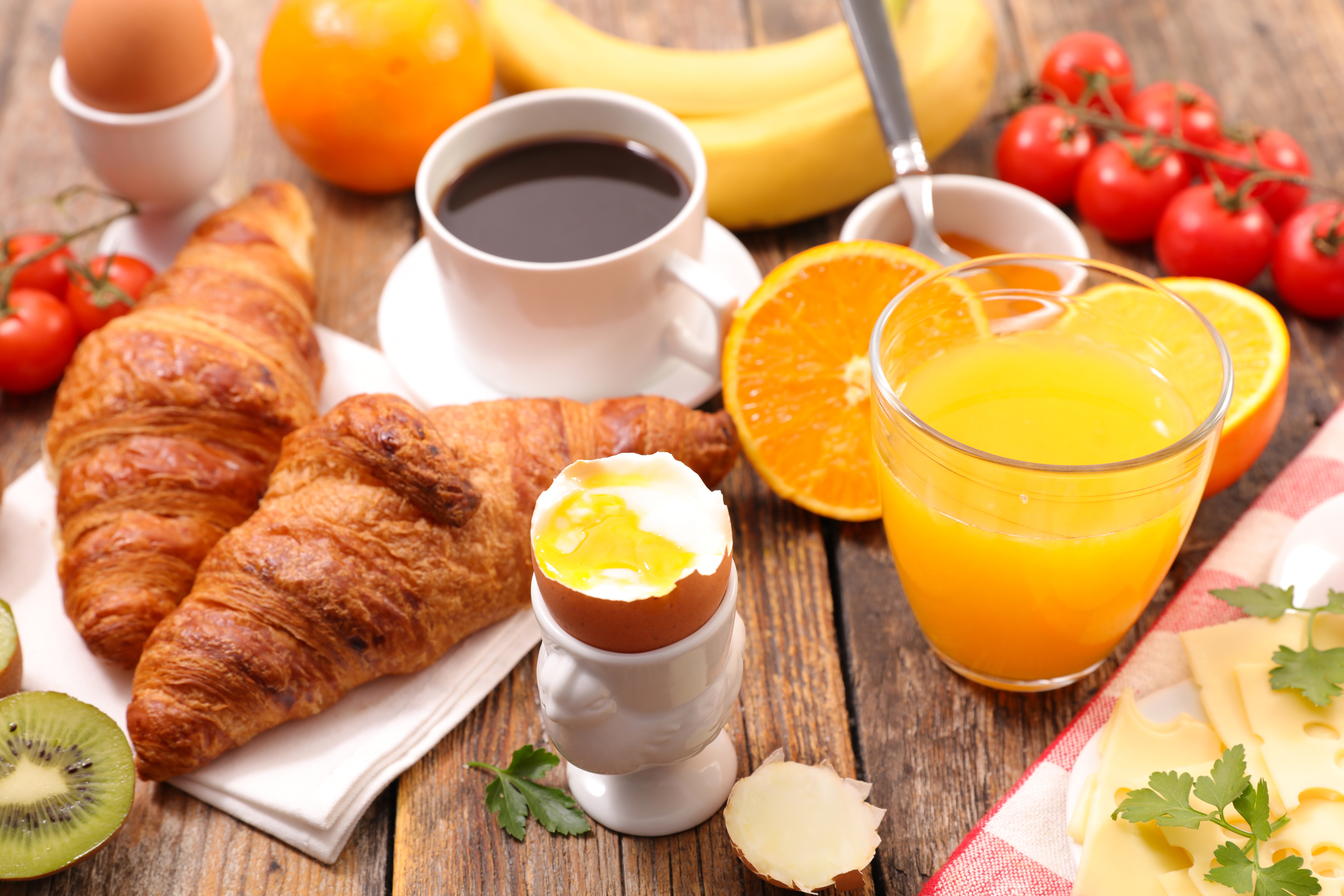 Handy-Wallpaper Croissant, Saft, Nahrungsmittel, Stillleben, Kaffee, Frühstuck kostenlos herunterladen.