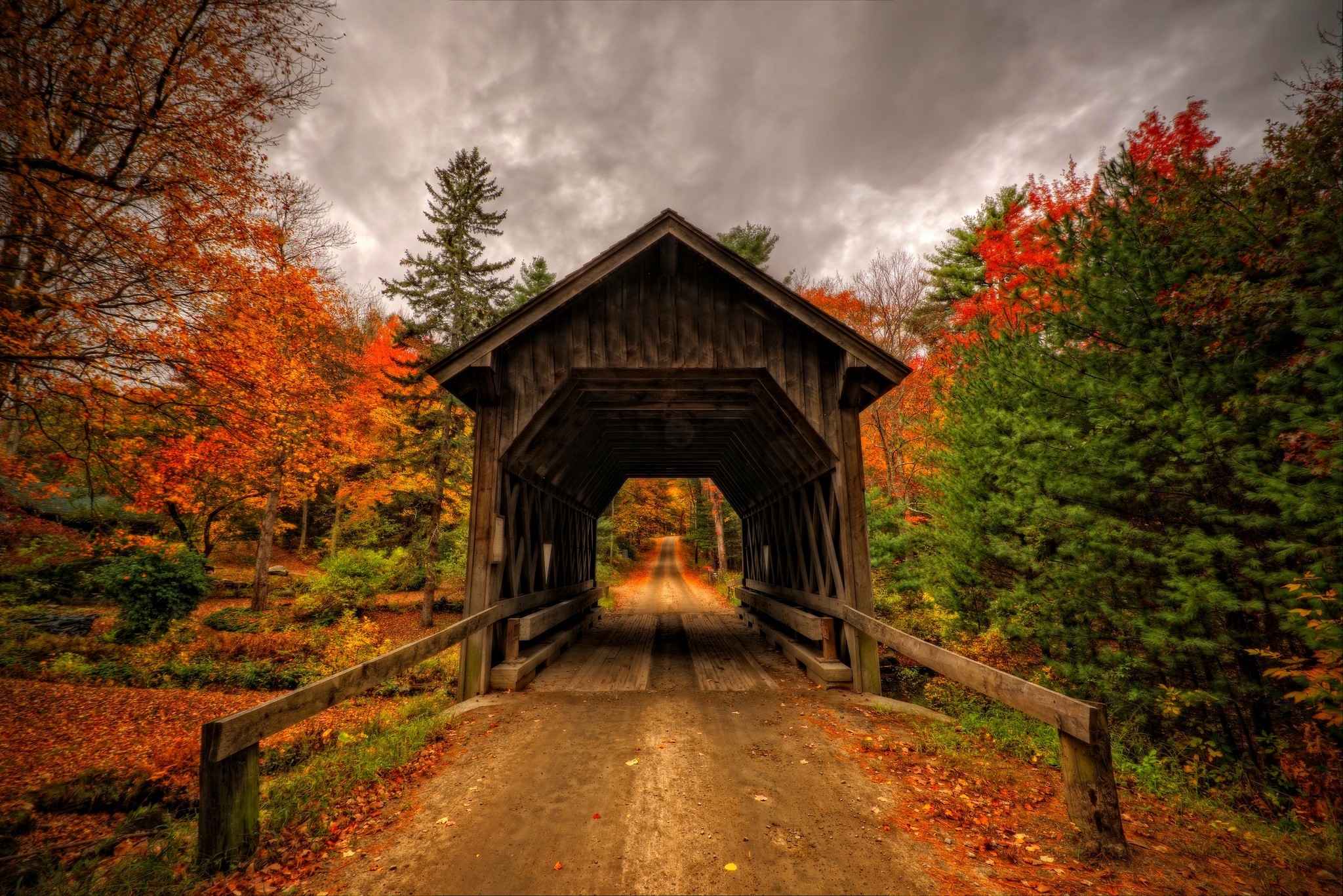 393969 скачать картинку сделано человеком, осень, крытый мост, мост, дерево, мосты - обои и заставки бесплатно