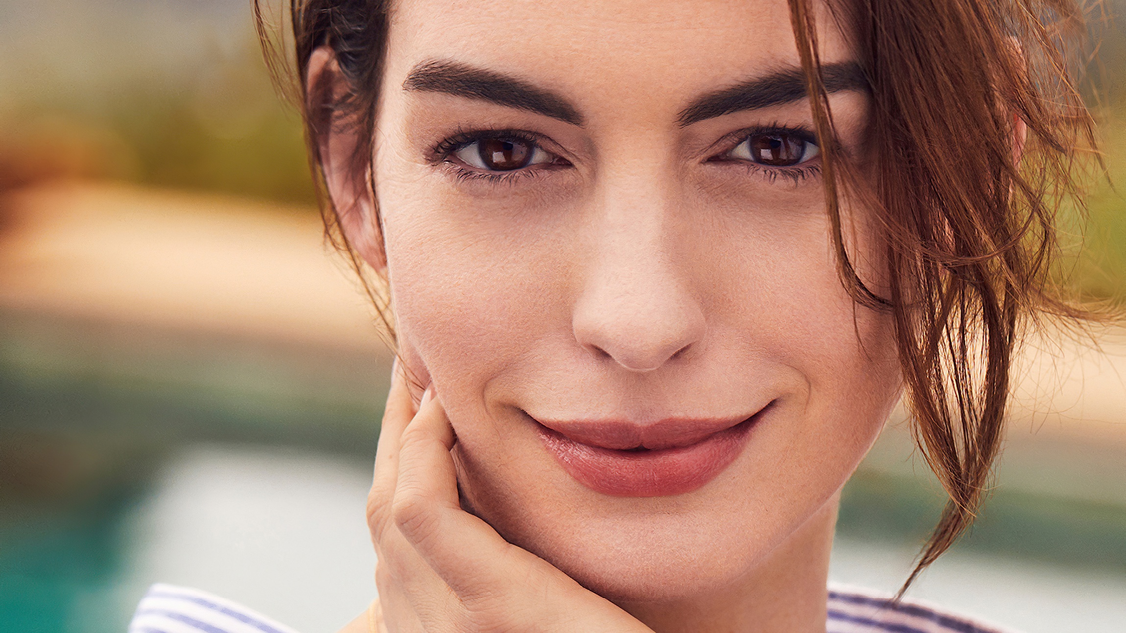 Laden Sie das Anne Hathaway, Lächeln, Gesicht, Amerikanisch, Braune Augen, Berühmtheiten, Darstellerin, Starren-Bild kostenlos auf Ihren PC-Desktop herunter