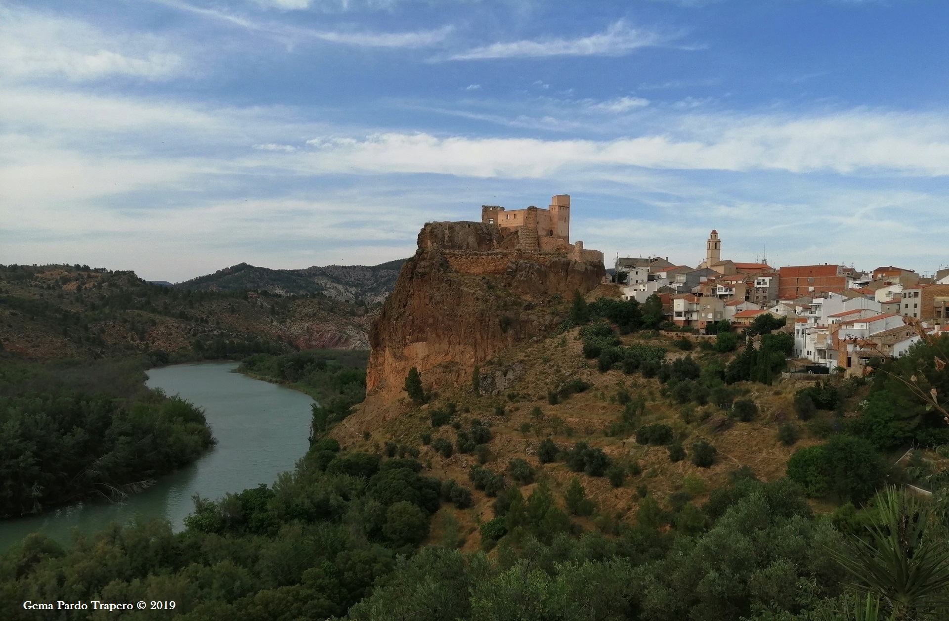 Скачать картинку Пейзаж, Река, Замок, Испания, Городок, Сделано Человеком в телефон бесплатно.