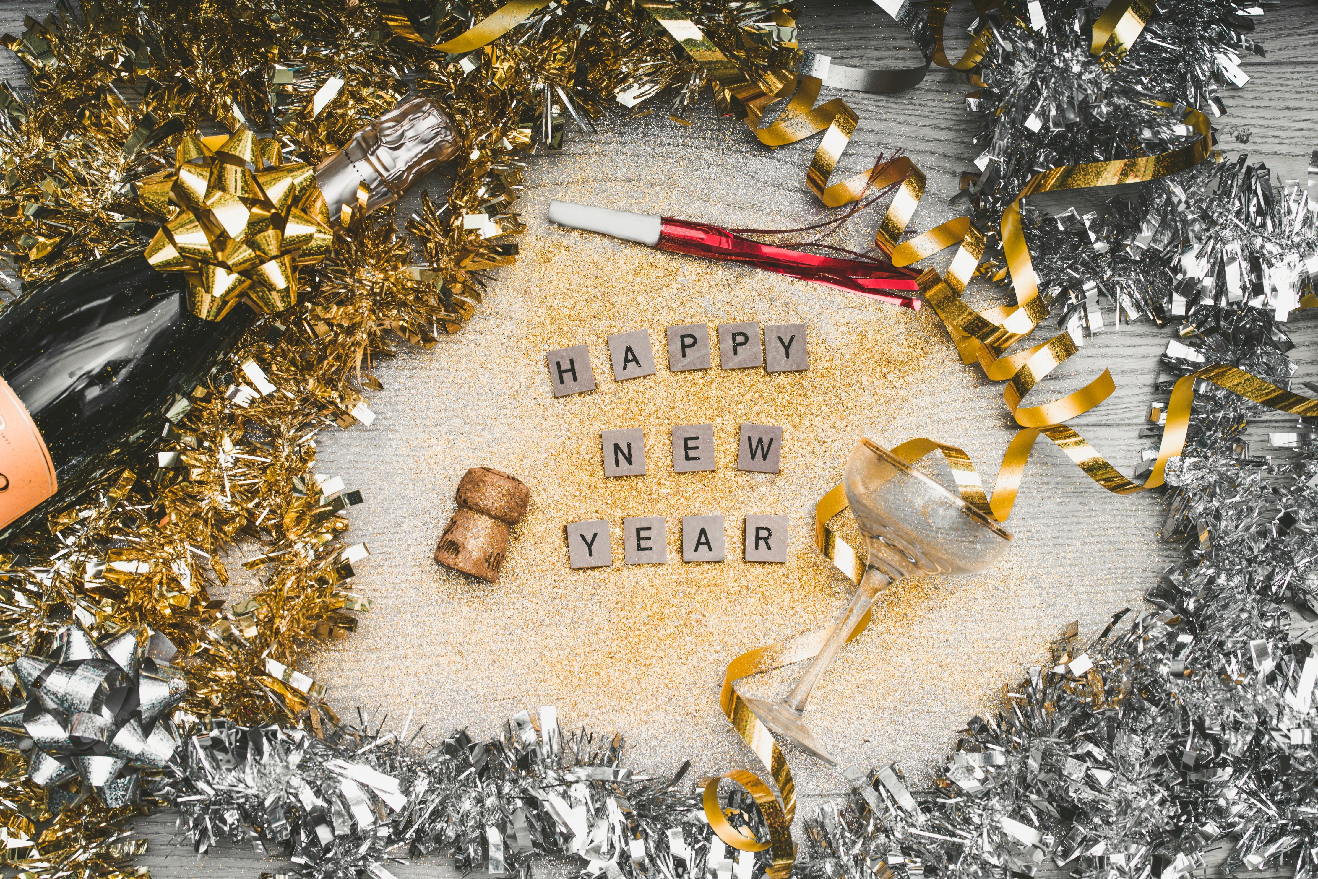 Laden Sie das Neues Jahr, Lametta, Pailletten, Briefe, Buchstaben, Neujahr, Feiertage-Bild kostenlos auf Ihren PC-Desktop herunter