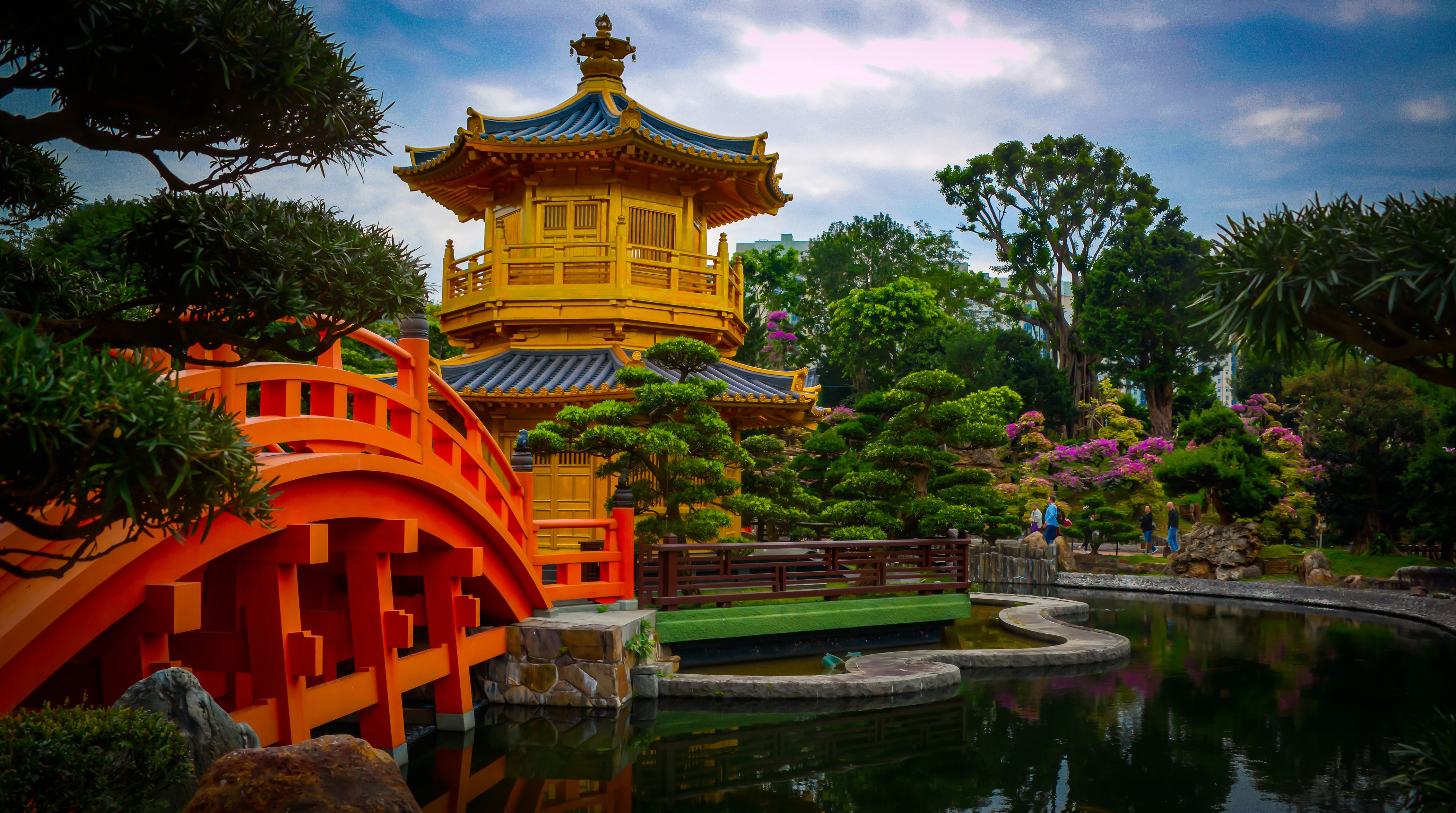 Скачать картинку Парк, Мост, Пагода, Сад, Пруд, Гонконг, Религиозные, Женский Монастырь Чи Лин в телефон бесплатно.