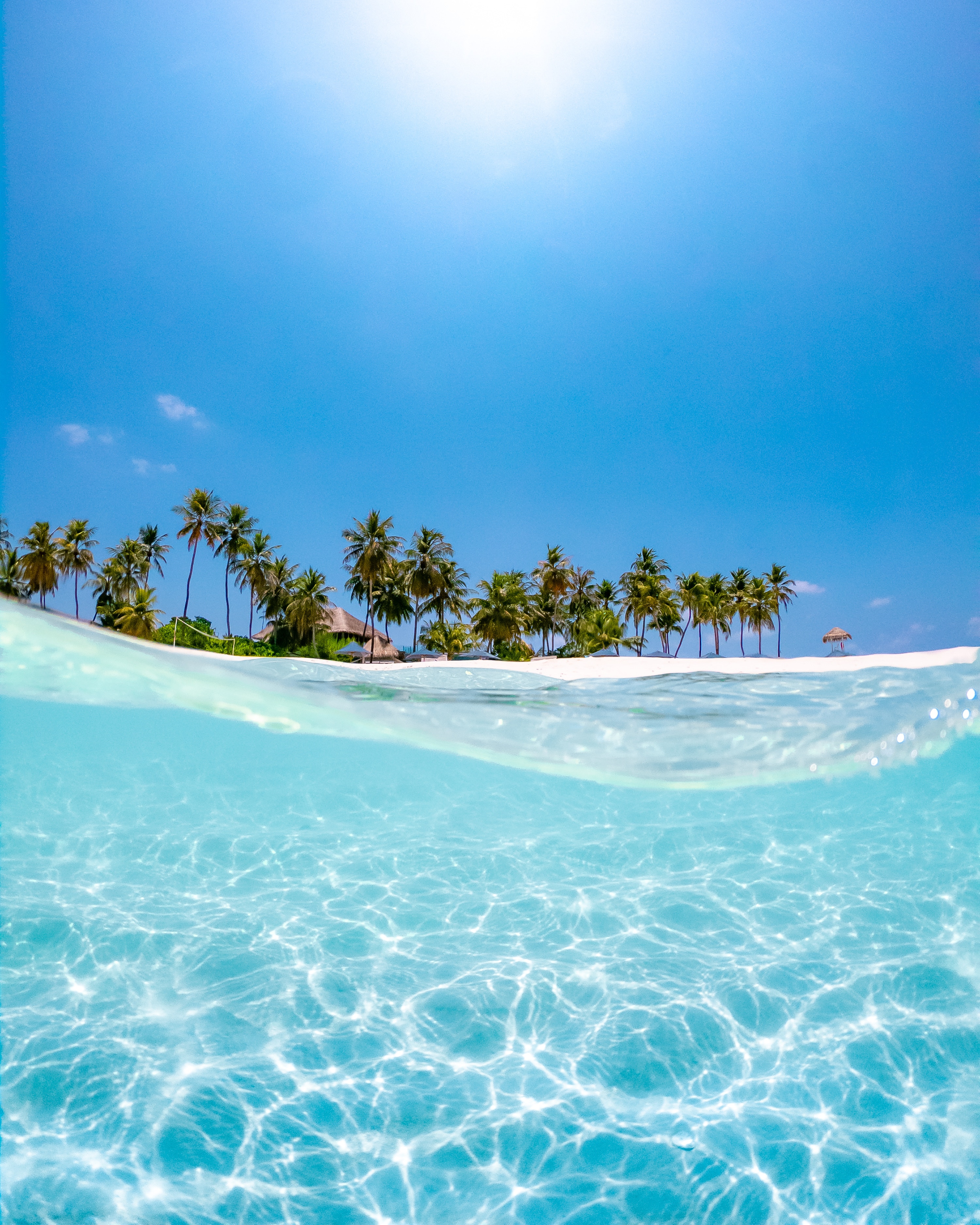 64221 descargar fondo de pantalla mar, playa, naturaleza, agua, sol, palms, azul, onda, ola: protectores de pantalla e imágenes gratis
