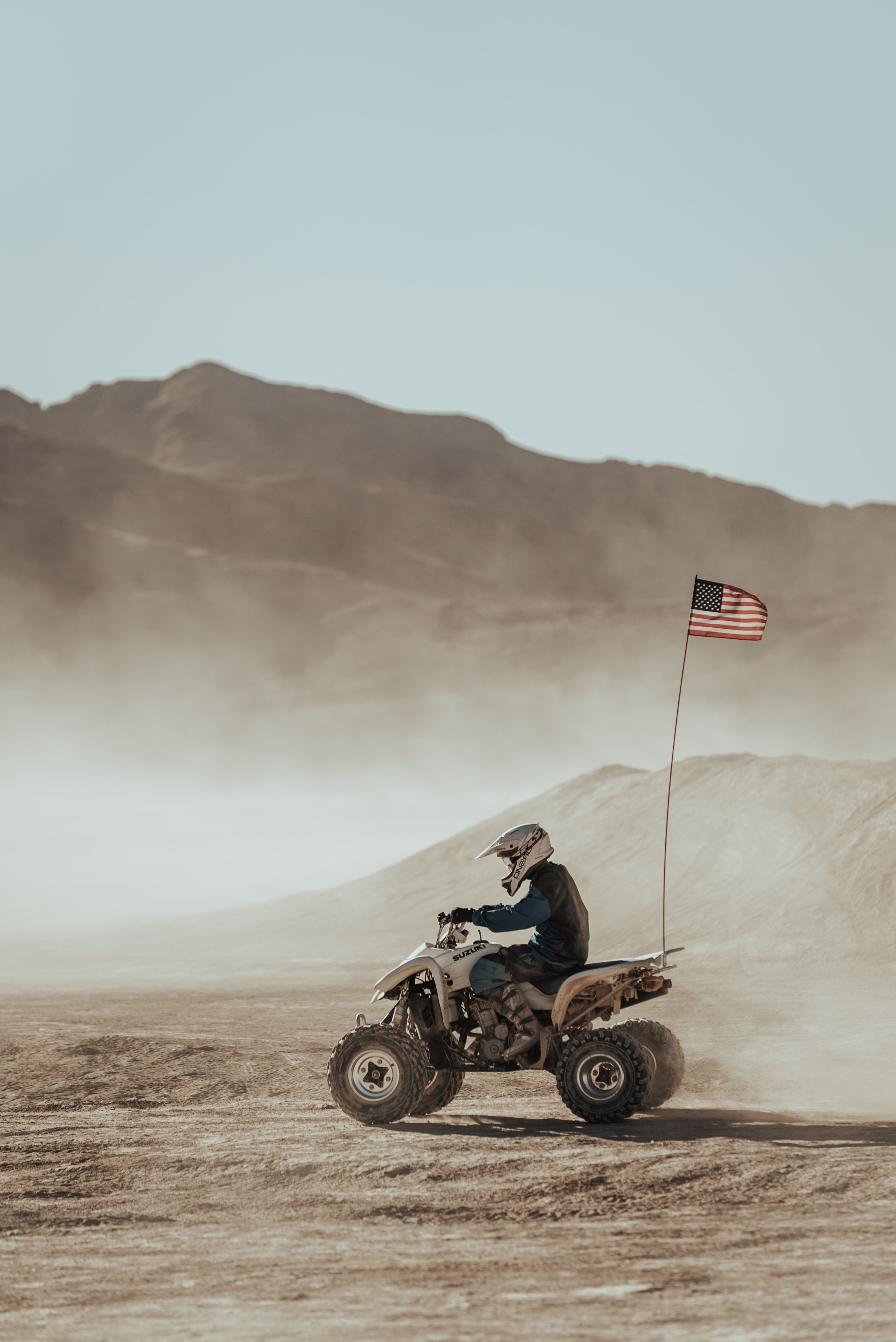 80795 скачать обои квадроцикл, кросс, мотоциклы, песок, пустыня, флаг - заставки и картинки бесплатно