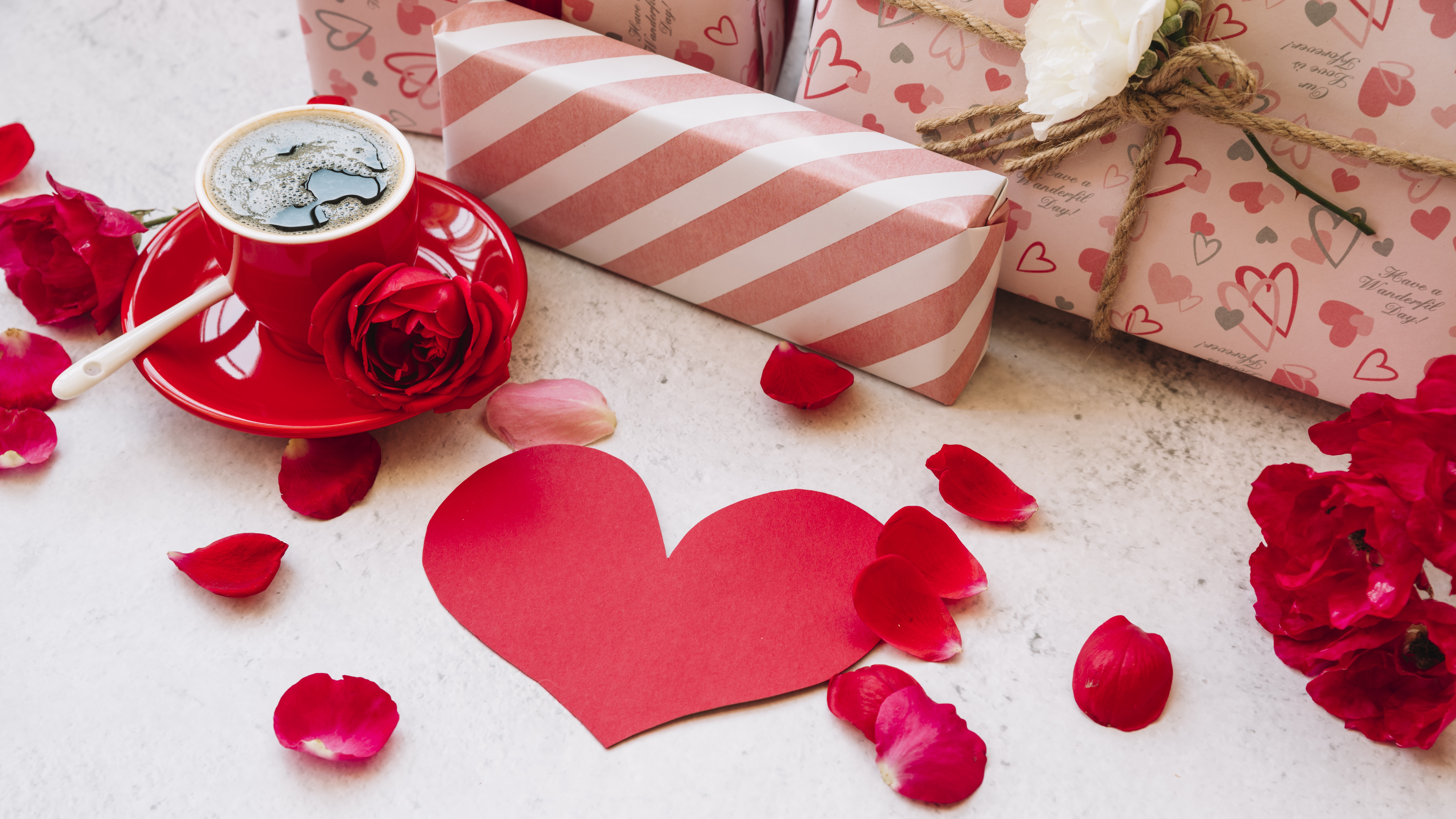 Handy-Wallpaper Feiertage, Liebe, Valentinstag, Blume, Rose, Tasse, Geschenk, Blütenblatt, Herz, Kaffee kostenlos herunterladen.