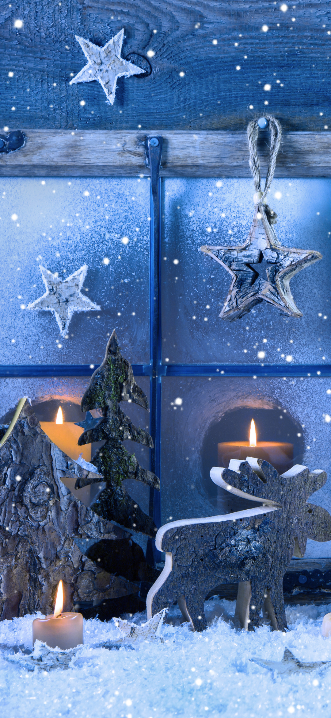 Handy-Wallpaper Feiertage, Schnee, Weihnachten, Fenster, Kerze, Stern, Rentier kostenlos herunterladen.