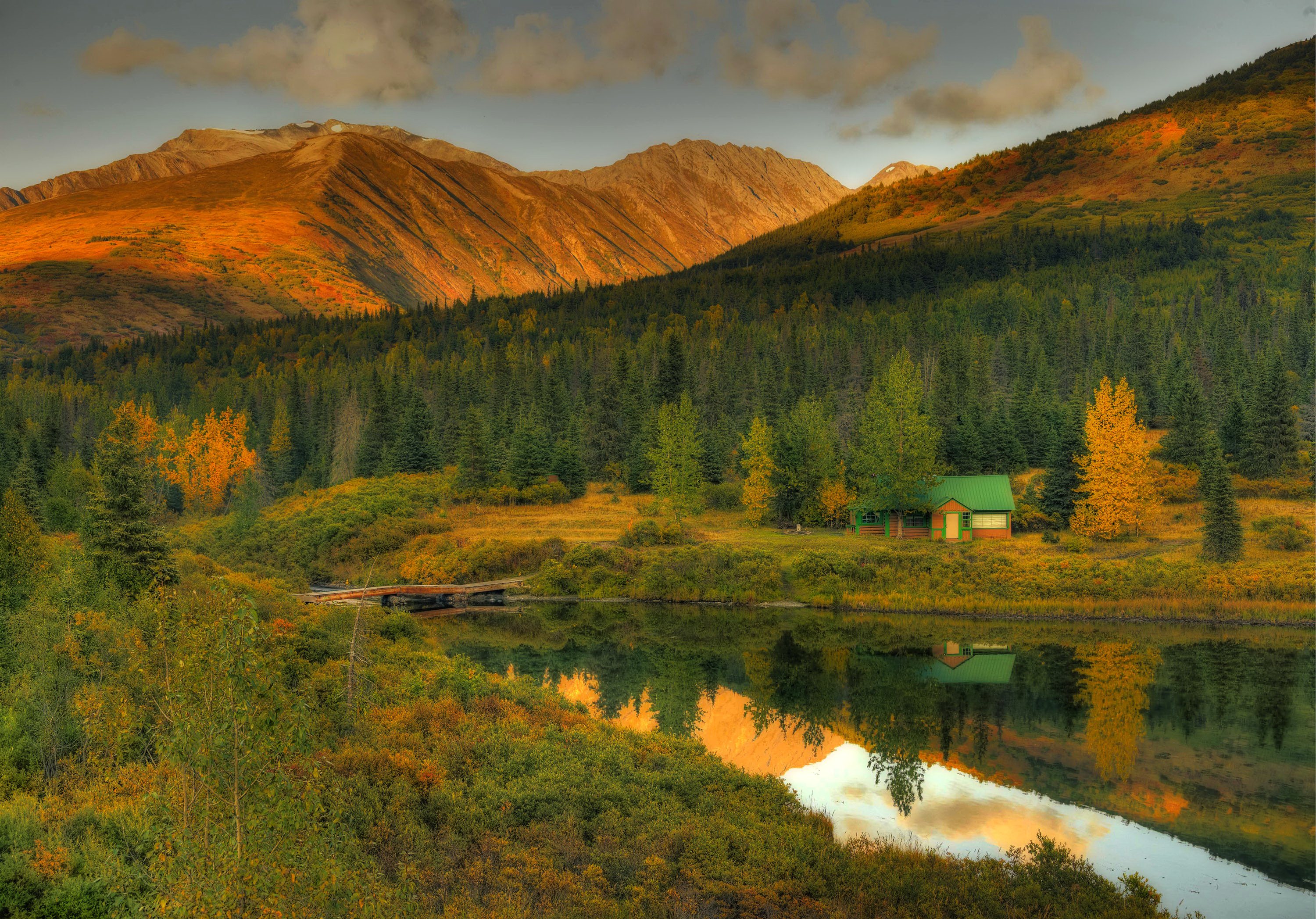 Baixe gratuitamente a imagem Outono, Montanha, Lago, Floresta, Árvore, Casa, Feito Pelo Homem, Reflecção na área de trabalho do seu PC