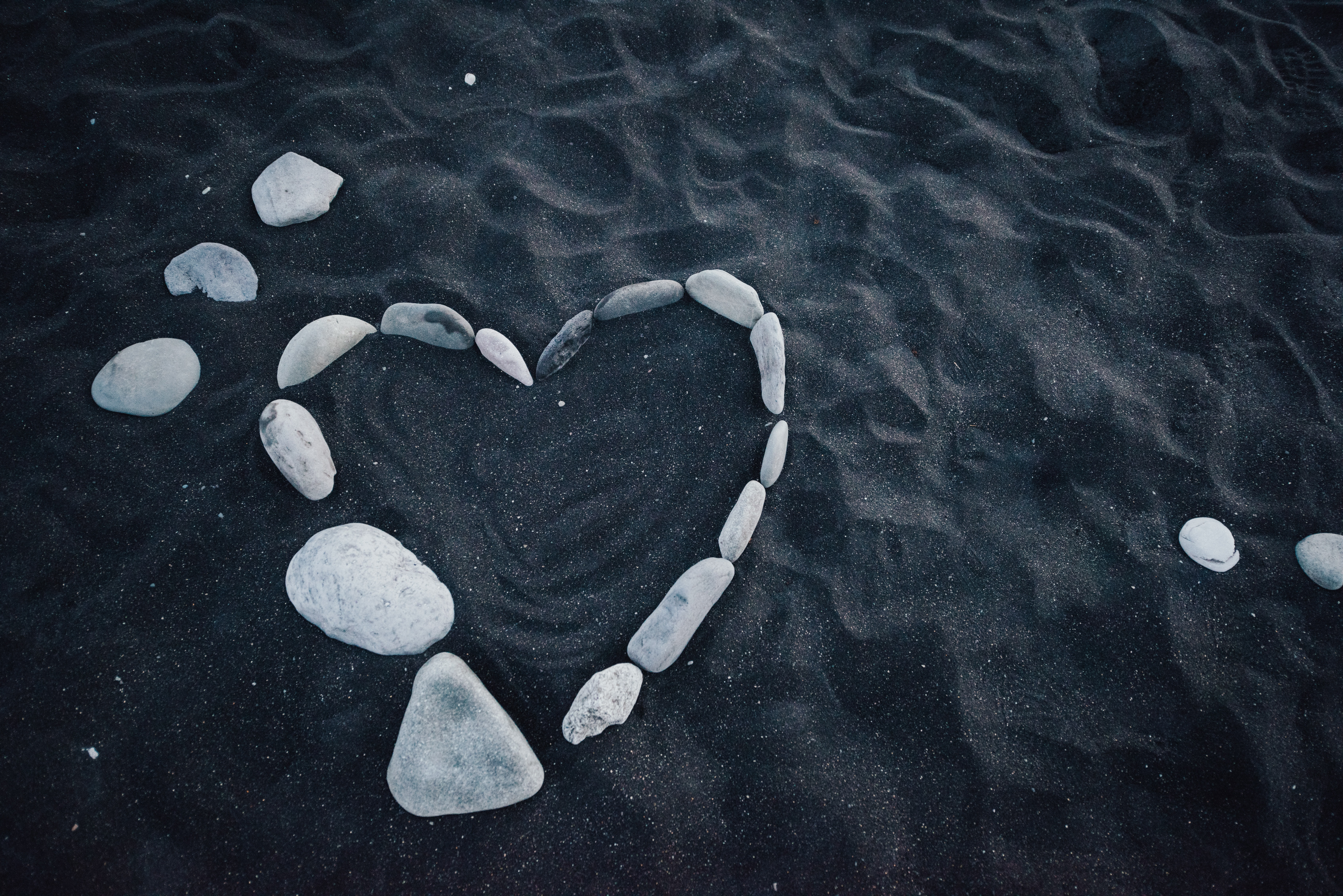Baixar papel de parede para celular de Pedras, Areia, Coração, Amor, Um Coração gratuito.