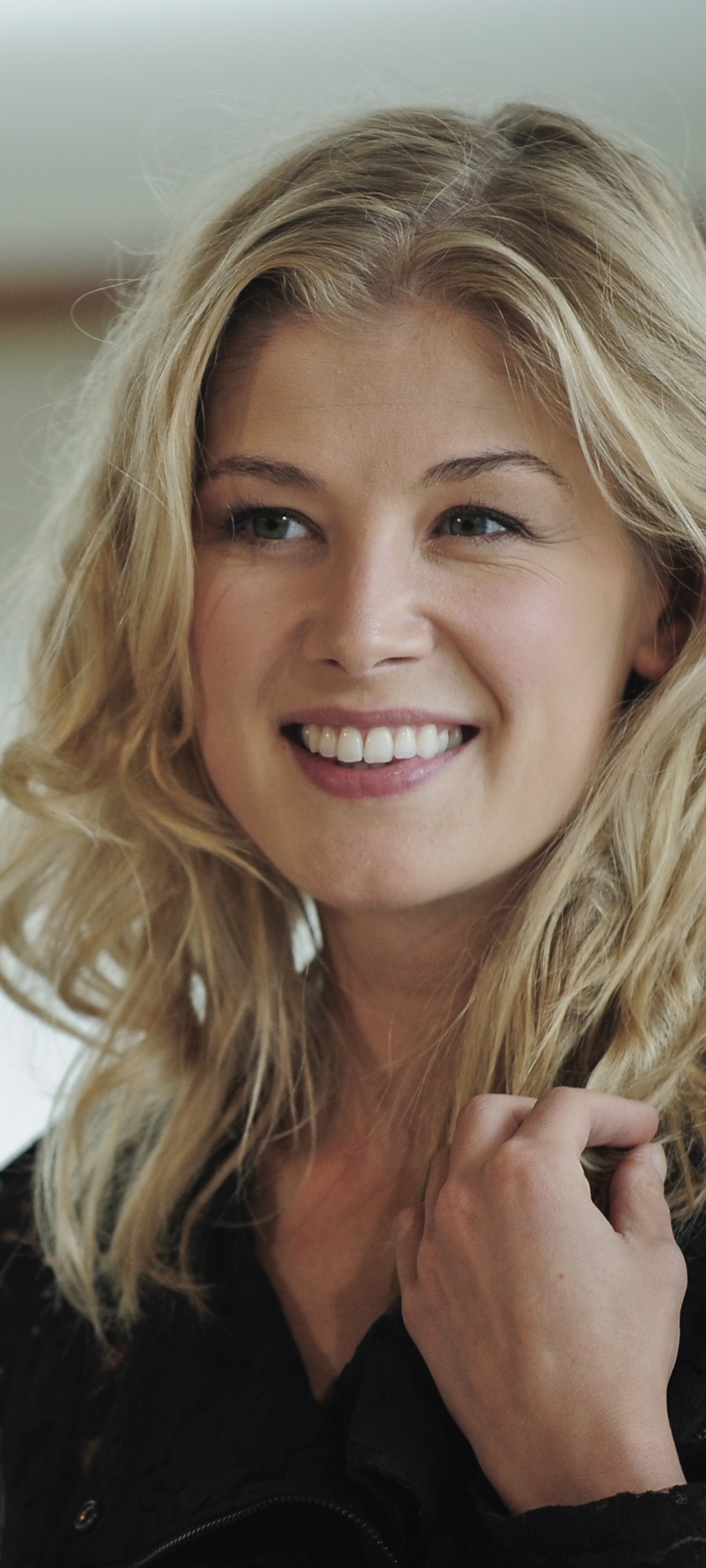 Baixar papel de parede para celular de Sorriso, Loiro, Celebridade, Atriz, Cabelo Loiro, Rosamund Pike gratuito.