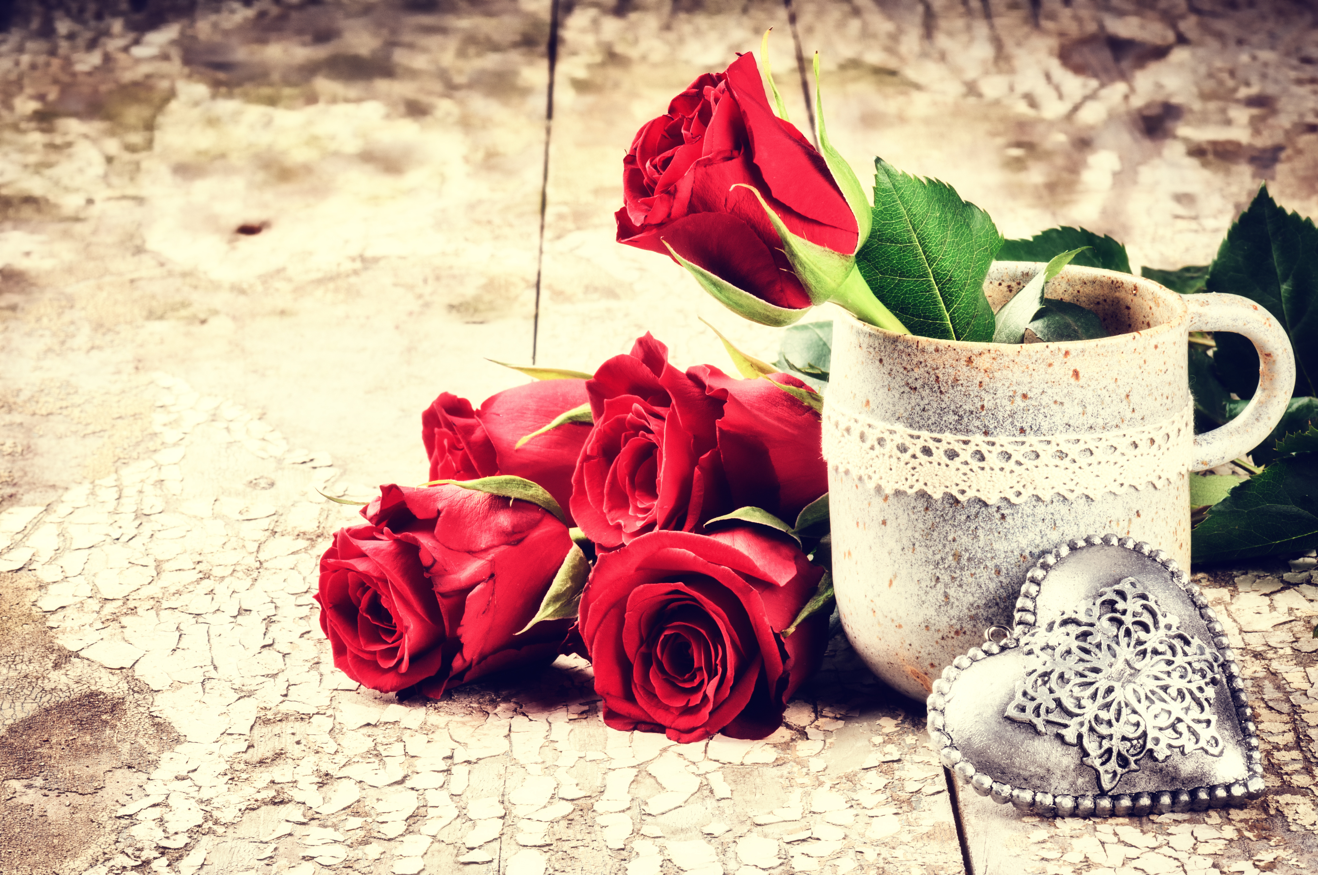 Скачать картинку Роза, Чашка, Сердце, Красная Роза, День Святого Валентина, Праздничные в телефон бесплатно.
