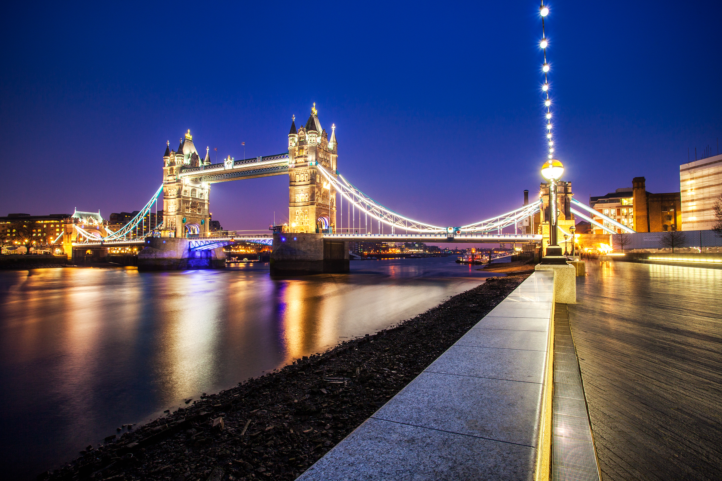 Скачати мобільні шпалери Мости, Ніч, Лондон, Світло, Міст, Темза, Тауерський Міст, Створено Людиною, Об'єднане Королівство безкоштовно.