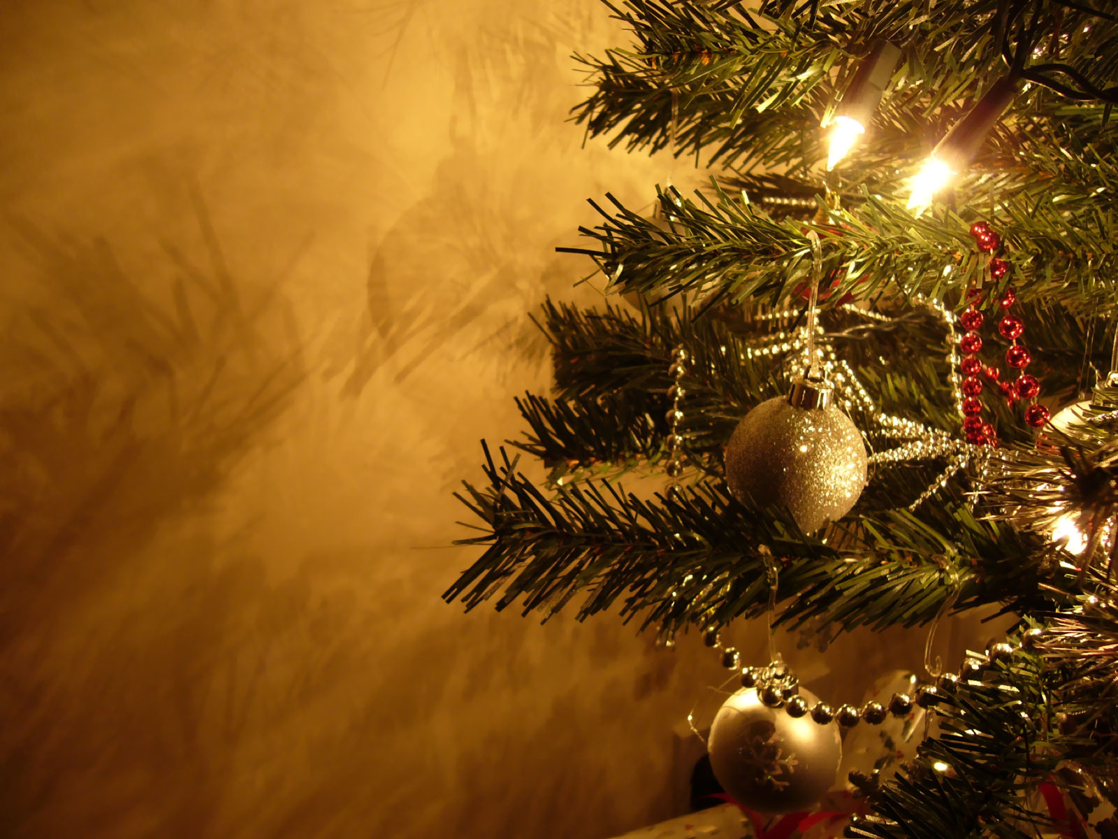 Free download wallpaper Christmas Ornaments, Christmas, Holiday on your PC desktop
