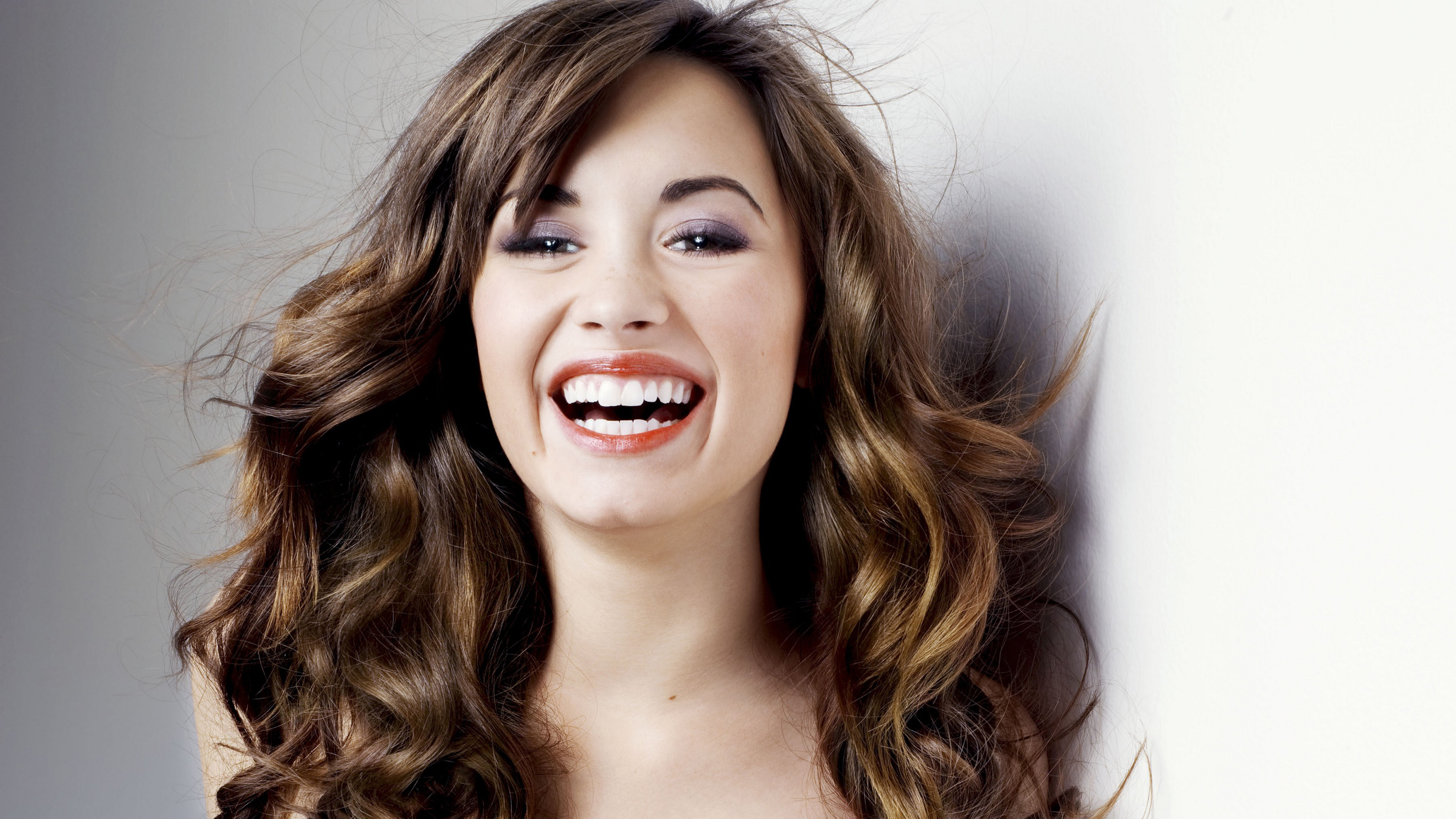 Handy-Wallpaper Musik, Lächeln, Sänger, Brünette, Braune Augen, Demi Lovato kostenlos herunterladen.