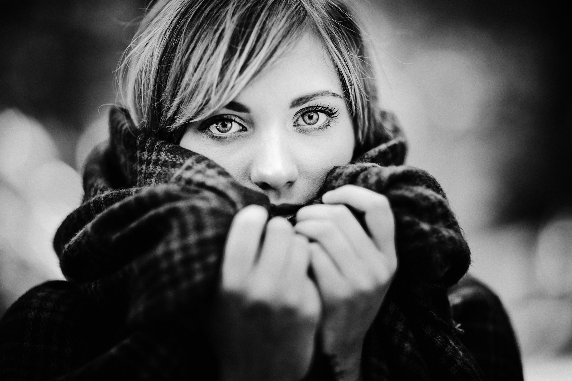 Descarga gratuita de fondo de pantalla para móvil de Bokeh, Blanco Y Negro, Cara, Modelo, Mujeres, Bufanda.