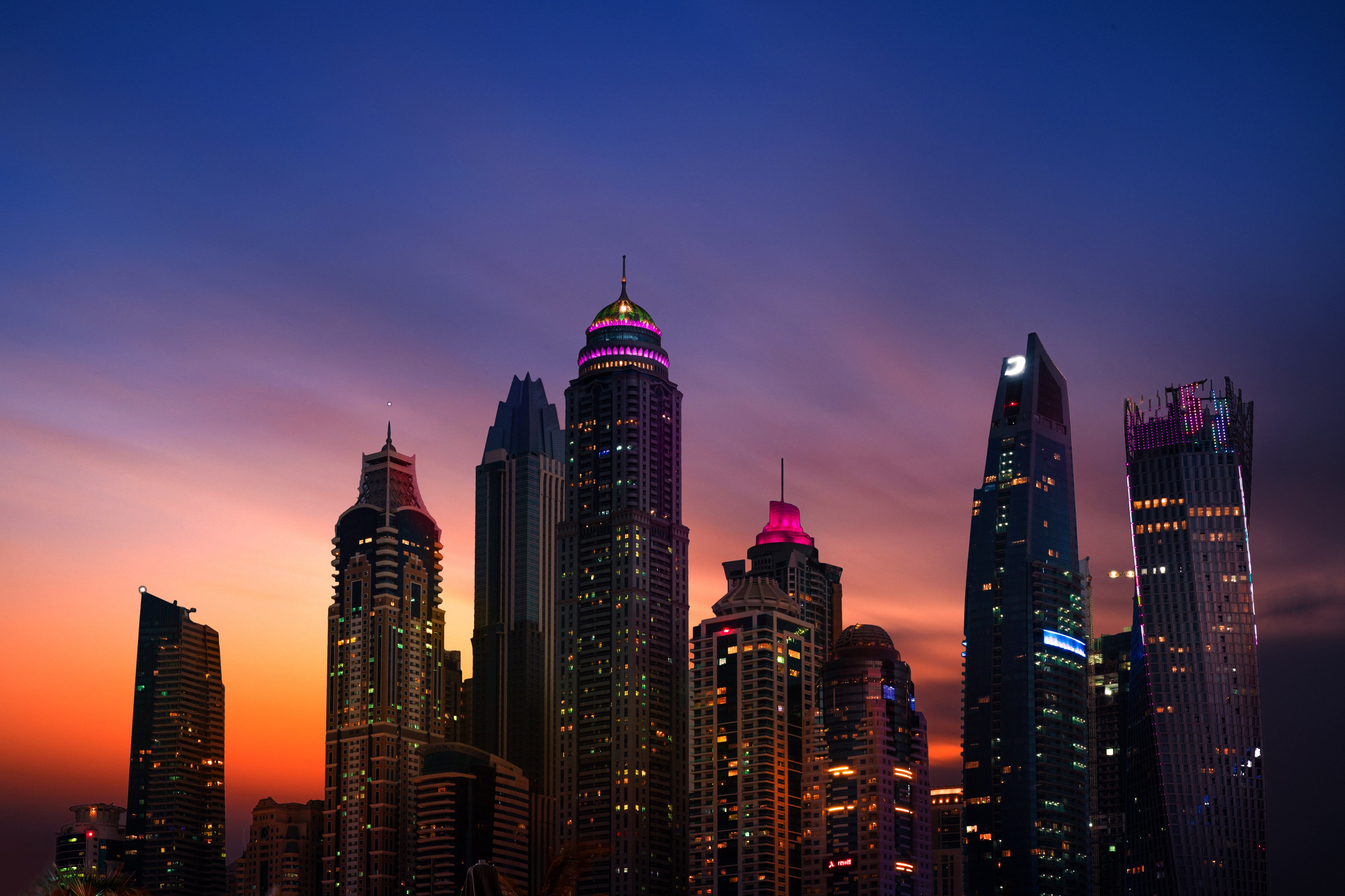 Laden Sie das Städte, Wolkenkratzer, Gebäude, Dubai, Vereinigte Arabische Emirate, Menschengemacht, Großstadt-Bild kostenlos auf Ihren PC-Desktop herunter