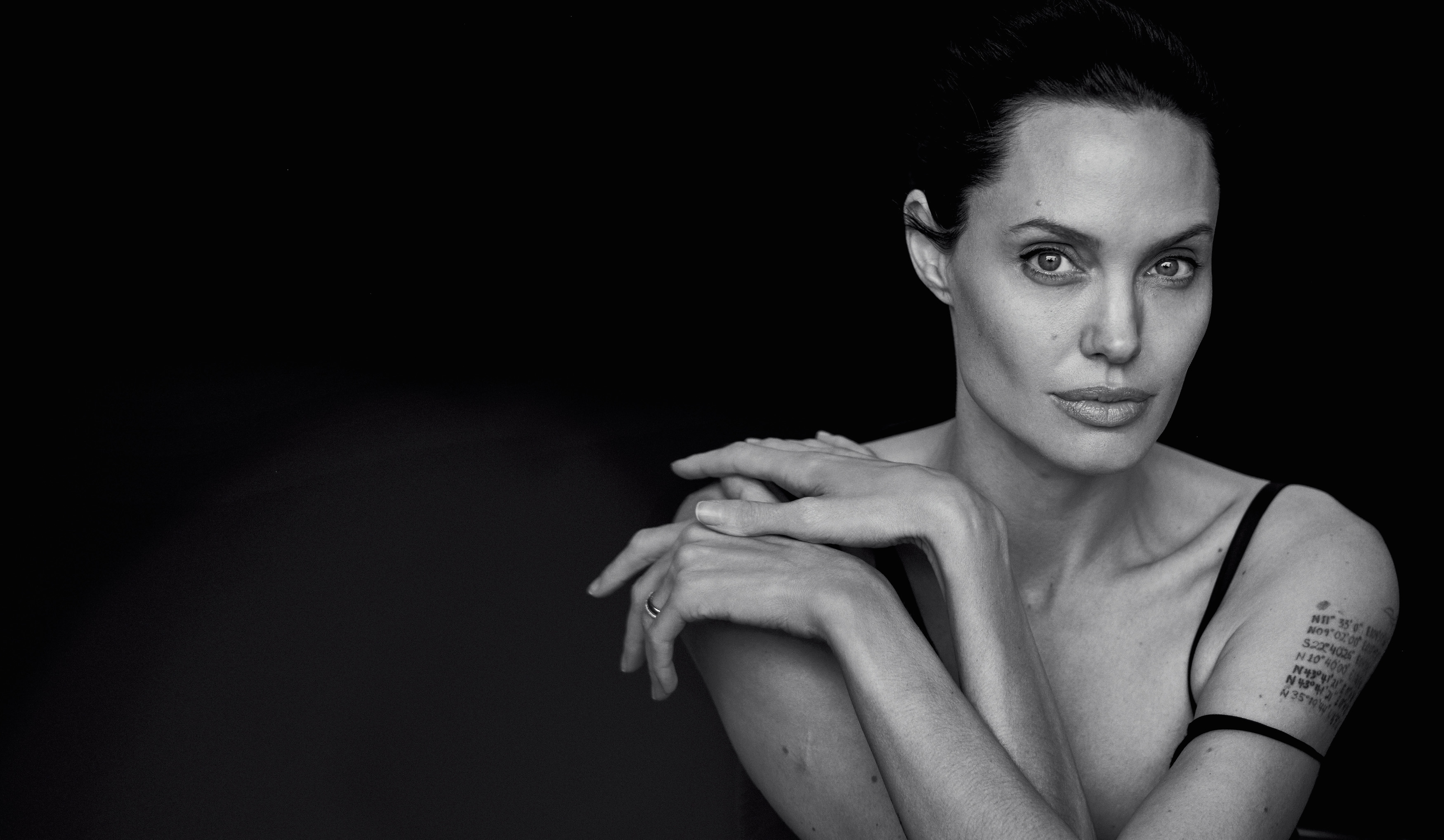 Download mobile wallpaper Angelina Jolie, Monochrome, Celebrity for free.