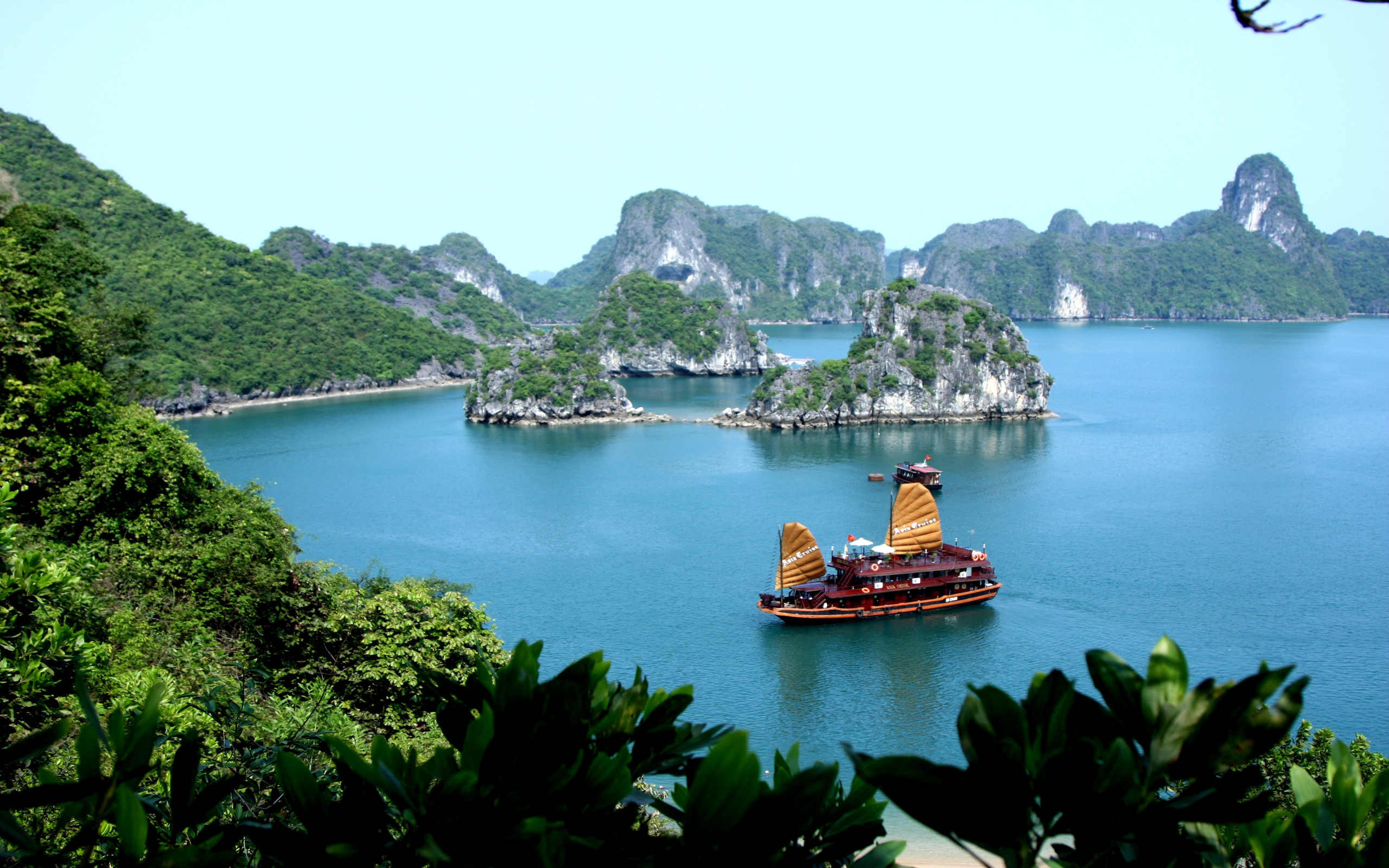Download mobile wallpaper Earth, Boat, Ship, Photography, Vietnam, Hạ Long Bay for free.
