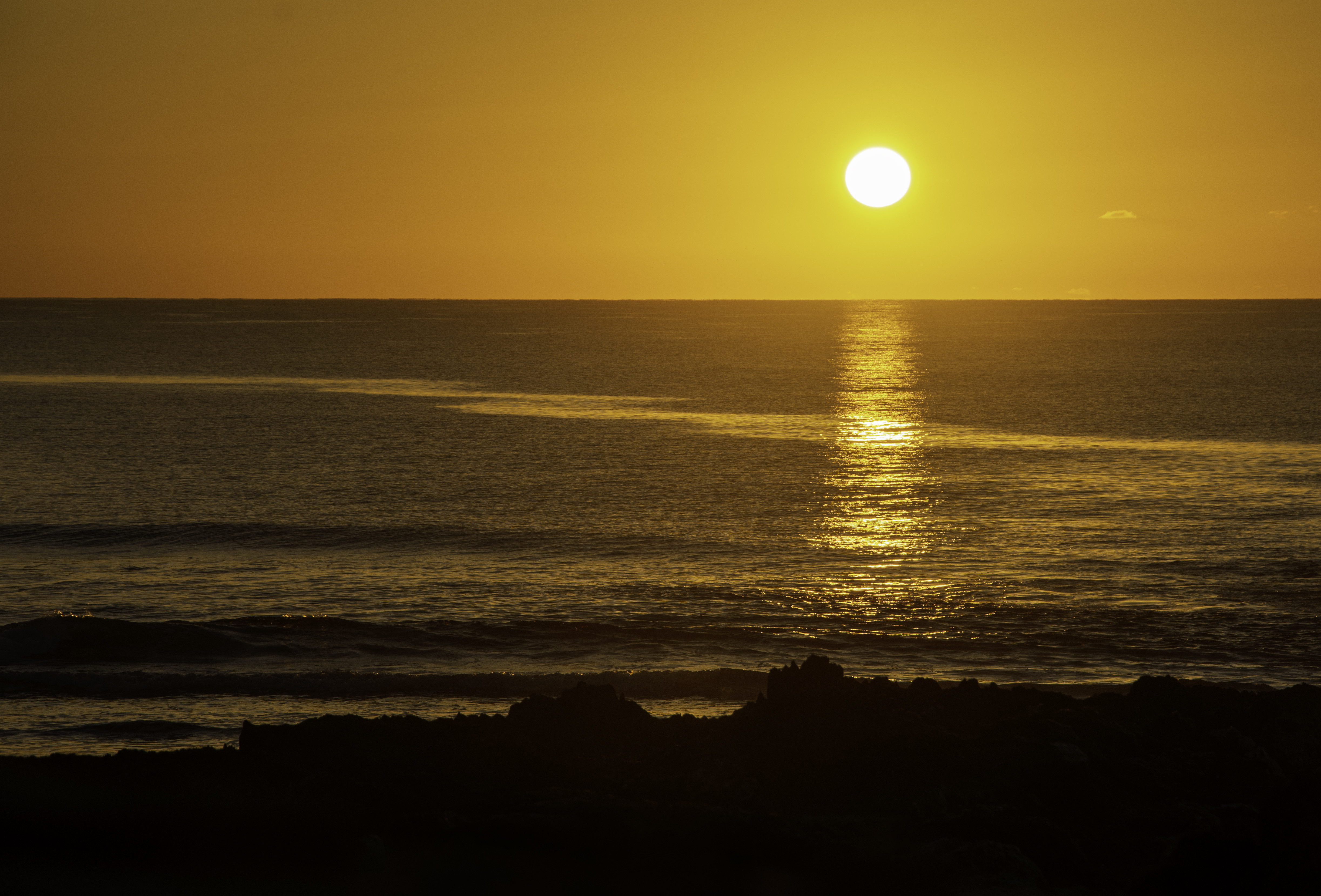 Free download wallpaper Nature, Sunset, Sea, Sun, Glare on your PC desktop