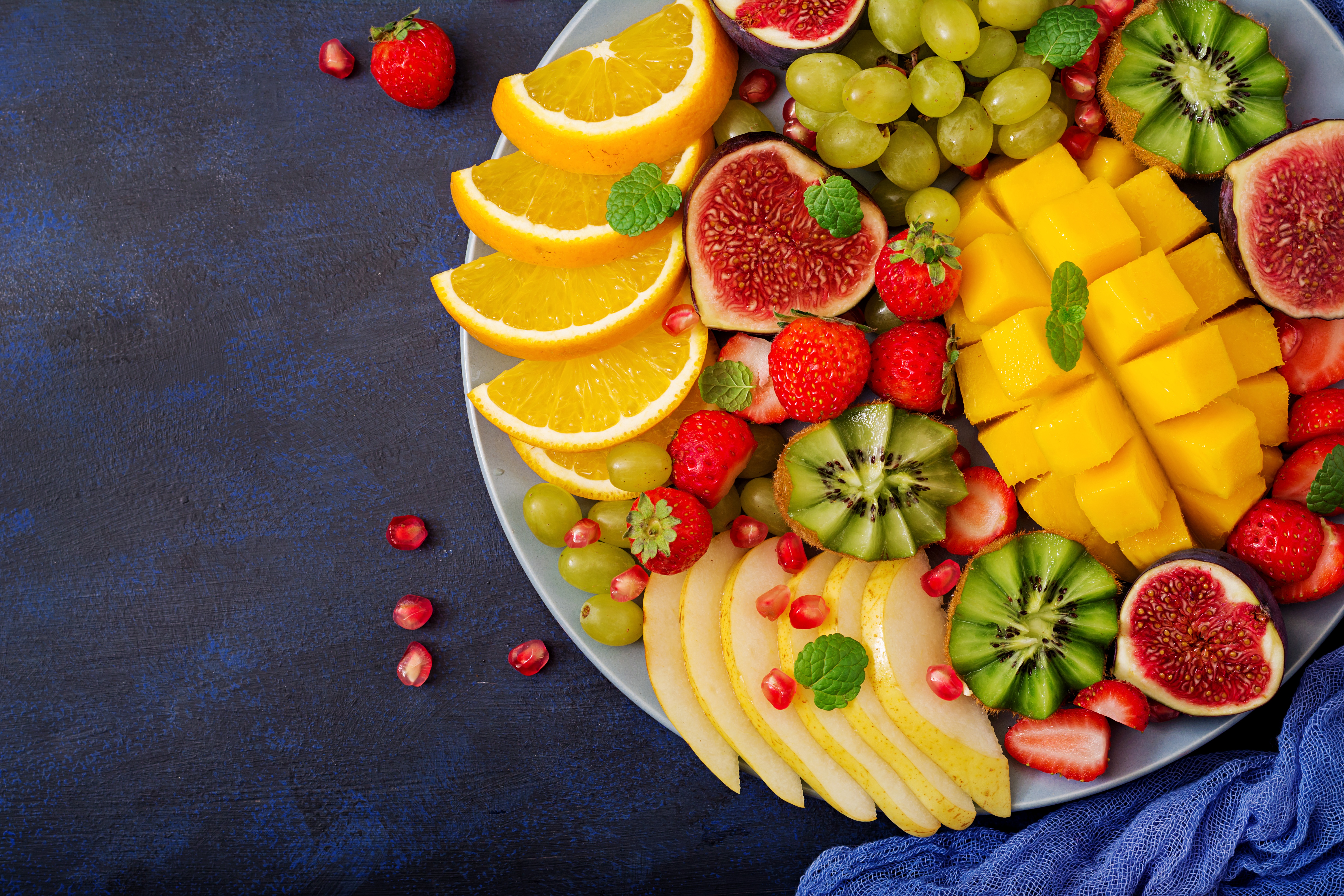 494887 Hintergrundbild herunterladen nahrungsmittel, frucht, früchte, kiwi, mango, stillleben, erdbeere - Bildschirmschoner und Bilder kostenlos