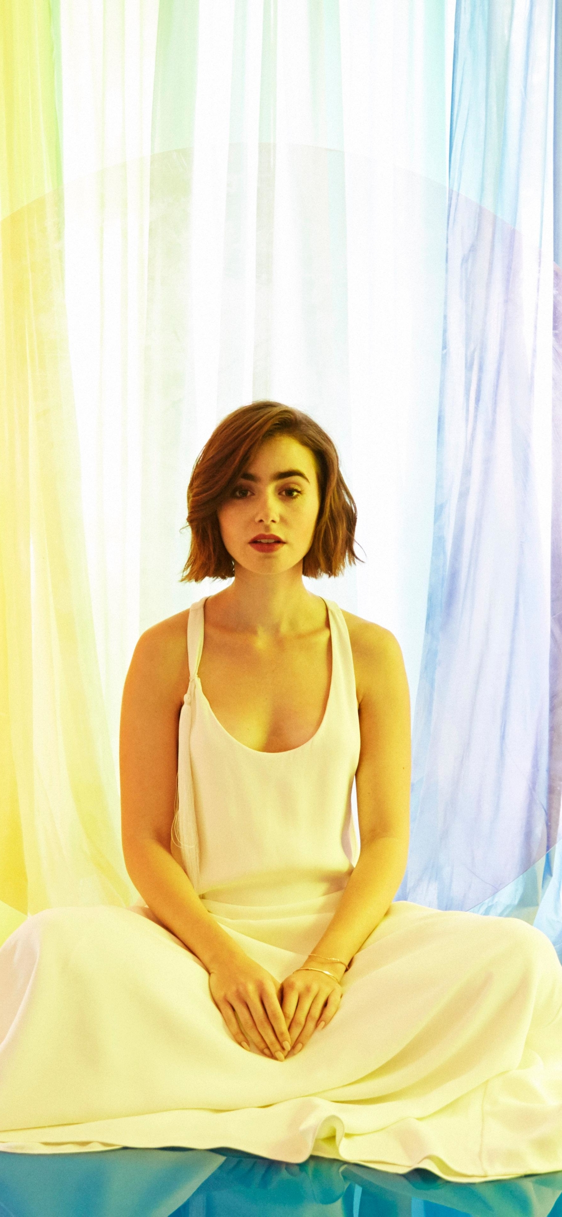 Download mobile wallpaper English, Brunette, Celebrity, Short Hair, Actress, Lily Collins for free.