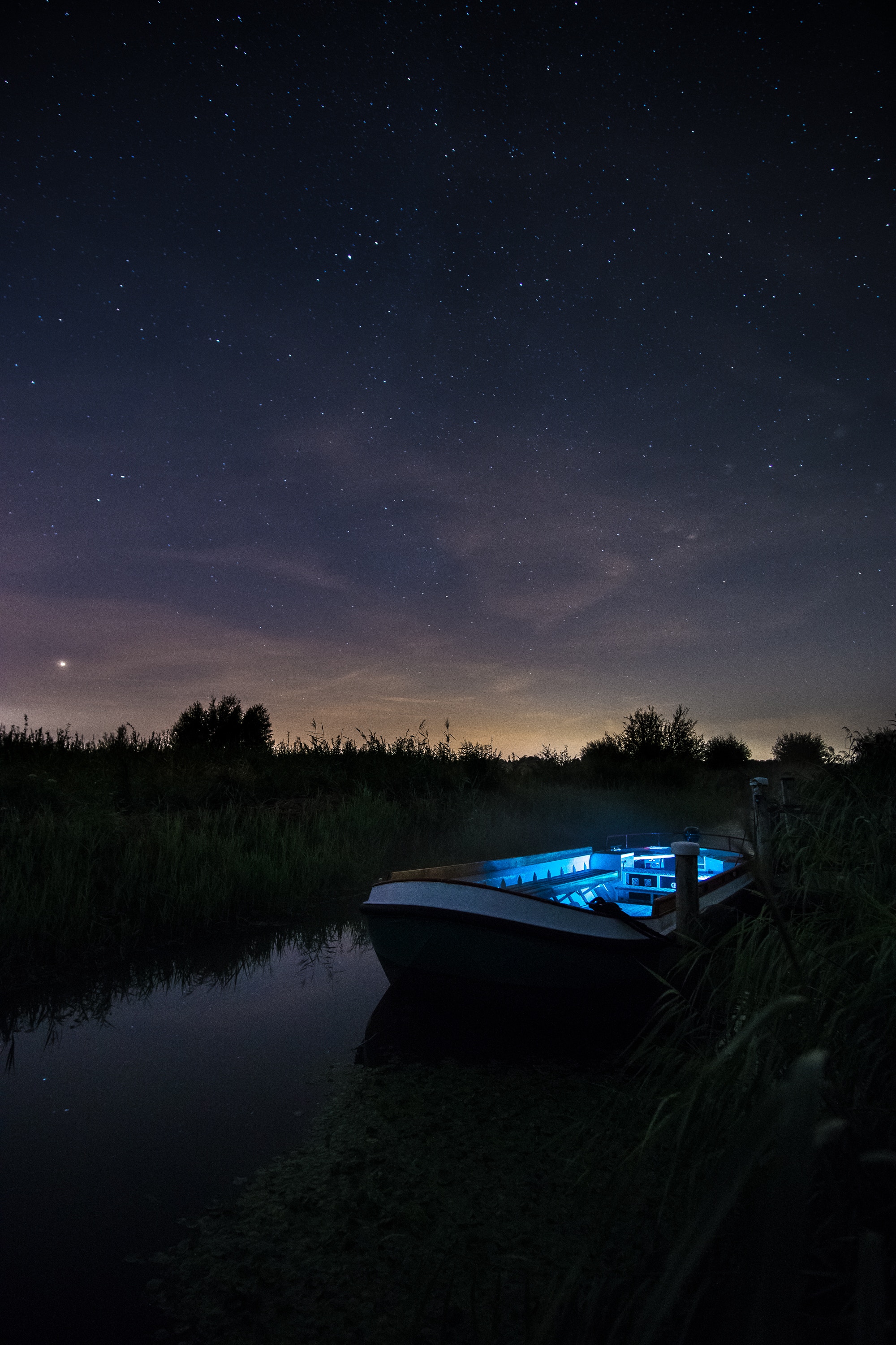 Laden Sie das Ein Boot, Boot, Übernachtung, See, Natur, Sternenhimmel-Bild kostenlos auf Ihren PC-Desktop herunter