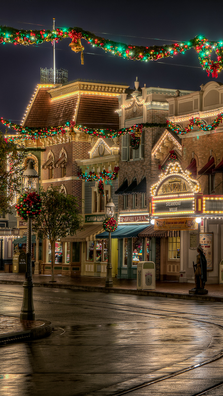 Handy-Wallpaper Weihnachten, Disneyland, Gebäude, Straße, Weihnachtsschmuck, Menschengemacht, Innerortsstraße, Weihnachtsbeleuchtung, Disney kostenlos herunterladen.