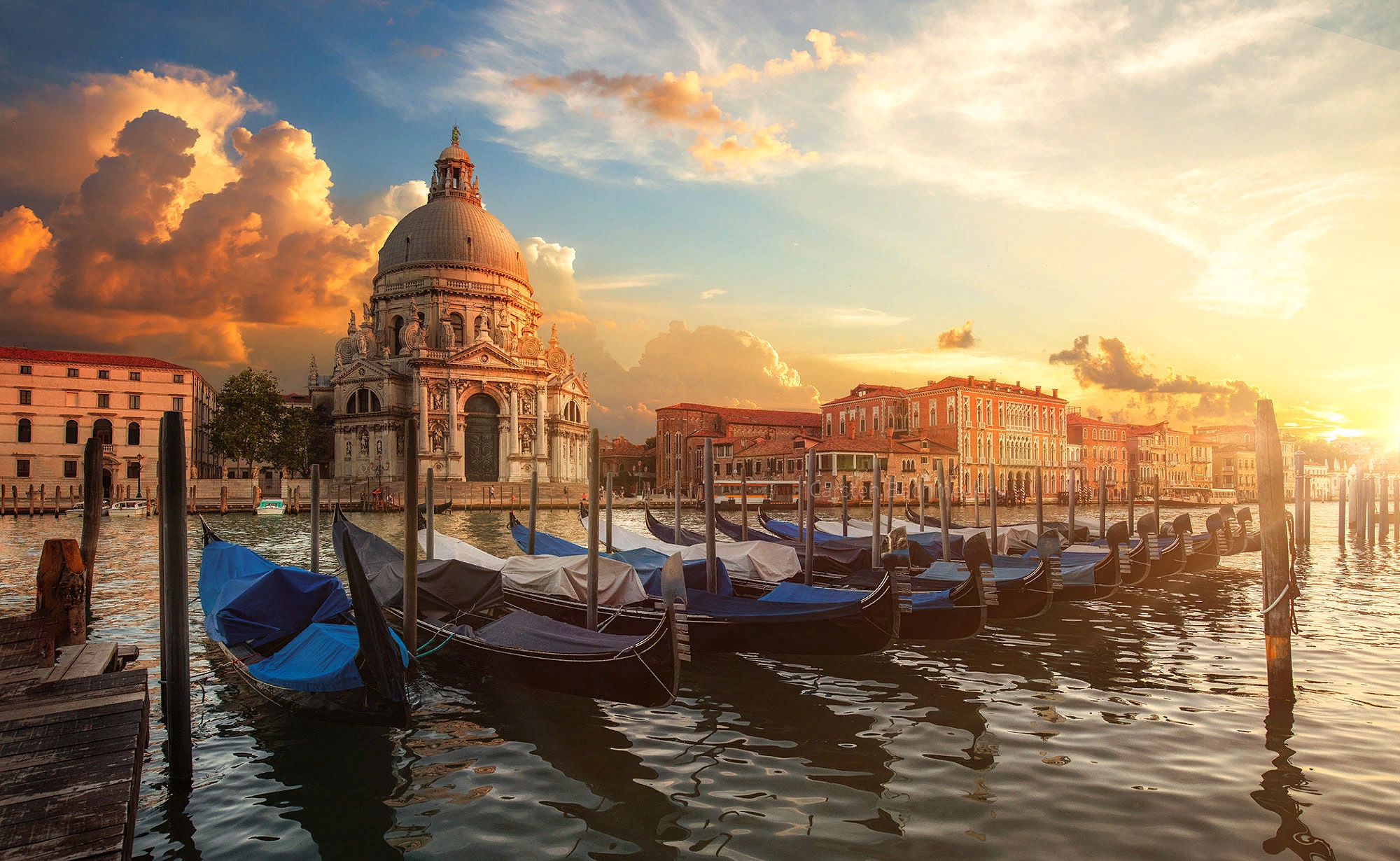 無料モバイル壁紙都市, 家, ボート, イタリア, ヴェネツィア, 建物, 大聖堂, ドーム, ゴンドラ, 大運河, マンメイド, 運河をダウンロードします。