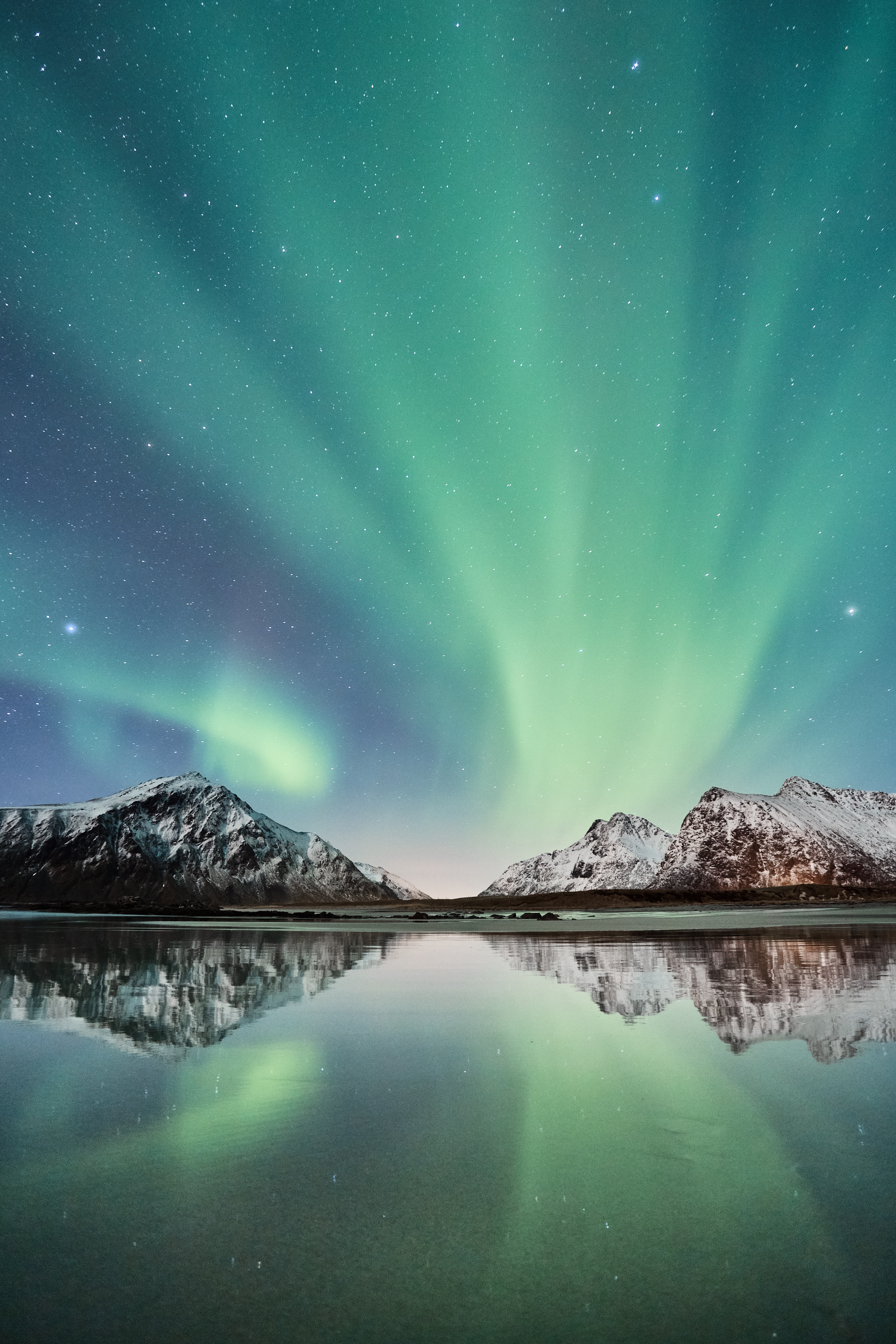 131335 Hintergrundbild herunterladen norwegen, natur, nordlichter, schnee, mountains, reflexion, aurora borealis, lofoten inseln - Bildschirmschoner und Bilder kostenlos