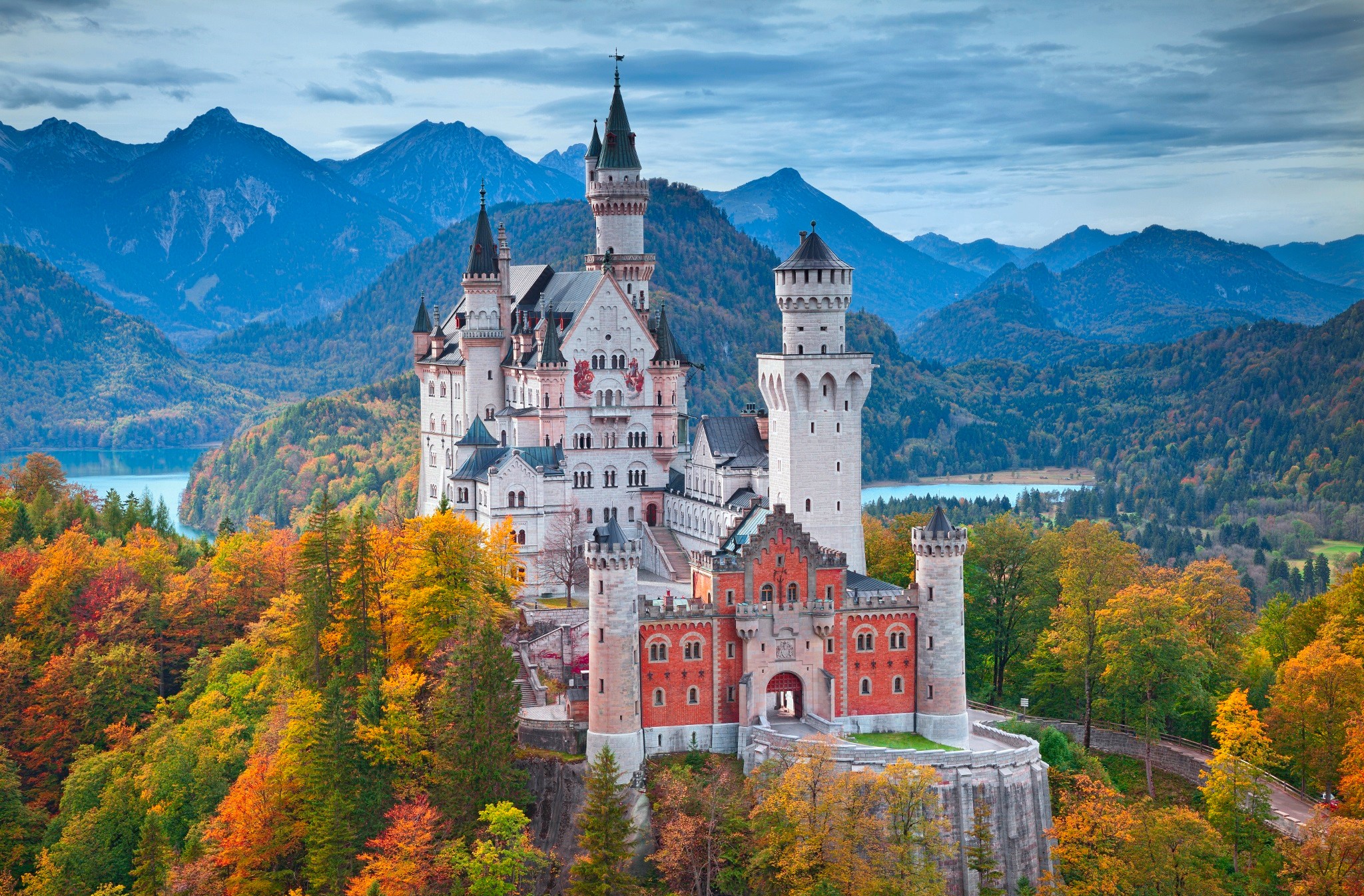355282 baixar papel de parede baviera, alemanha, feito pelo homem, castelo de neuschwanstein, outono, paisagem, montanha, natureza, castelos - protetores de tela e imagens gratuitamente
