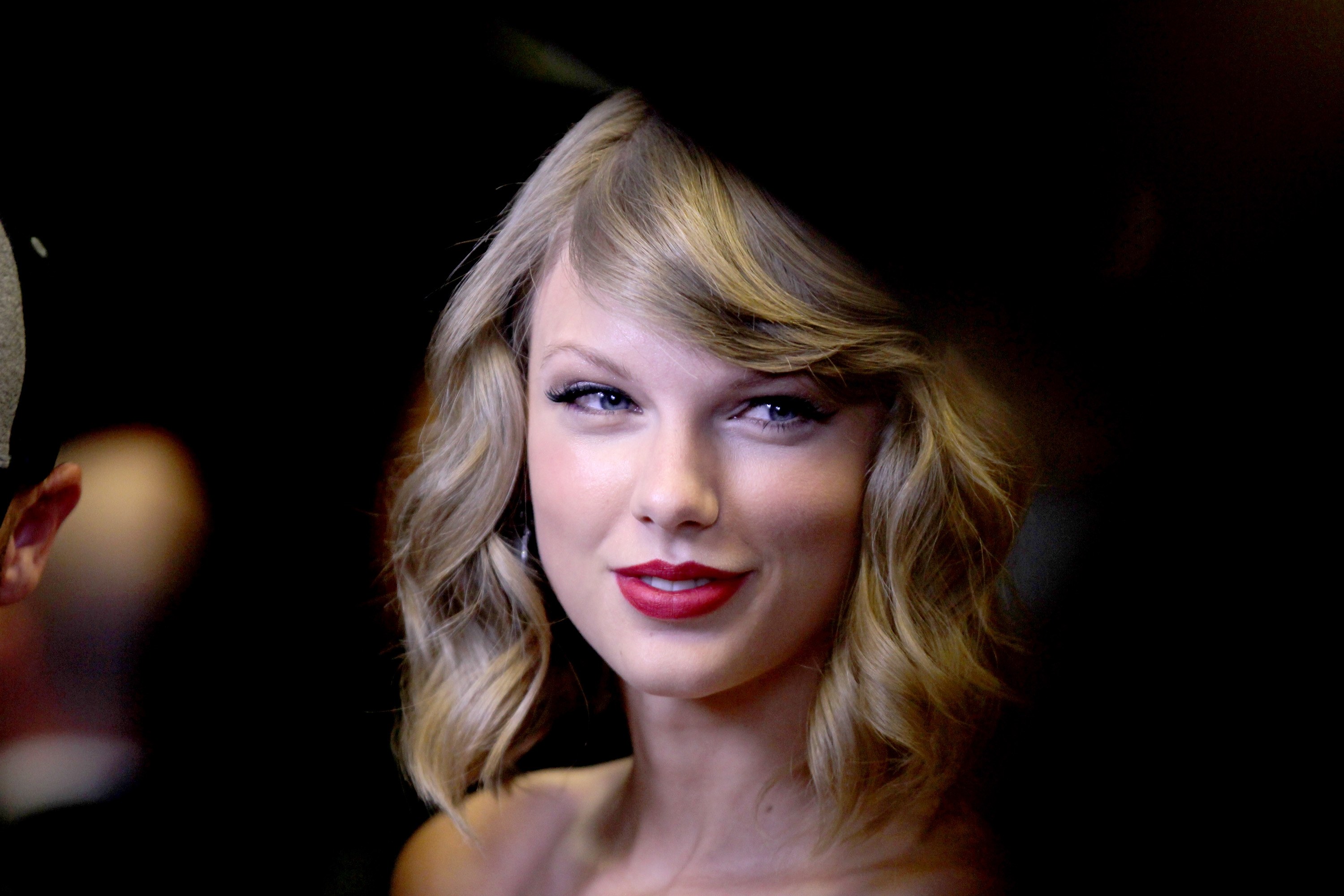 Download mobile wallpaper Music, Smile, Singer, Blonde, Blue Eyes, American, Taylor Swift, Lipstick for free.