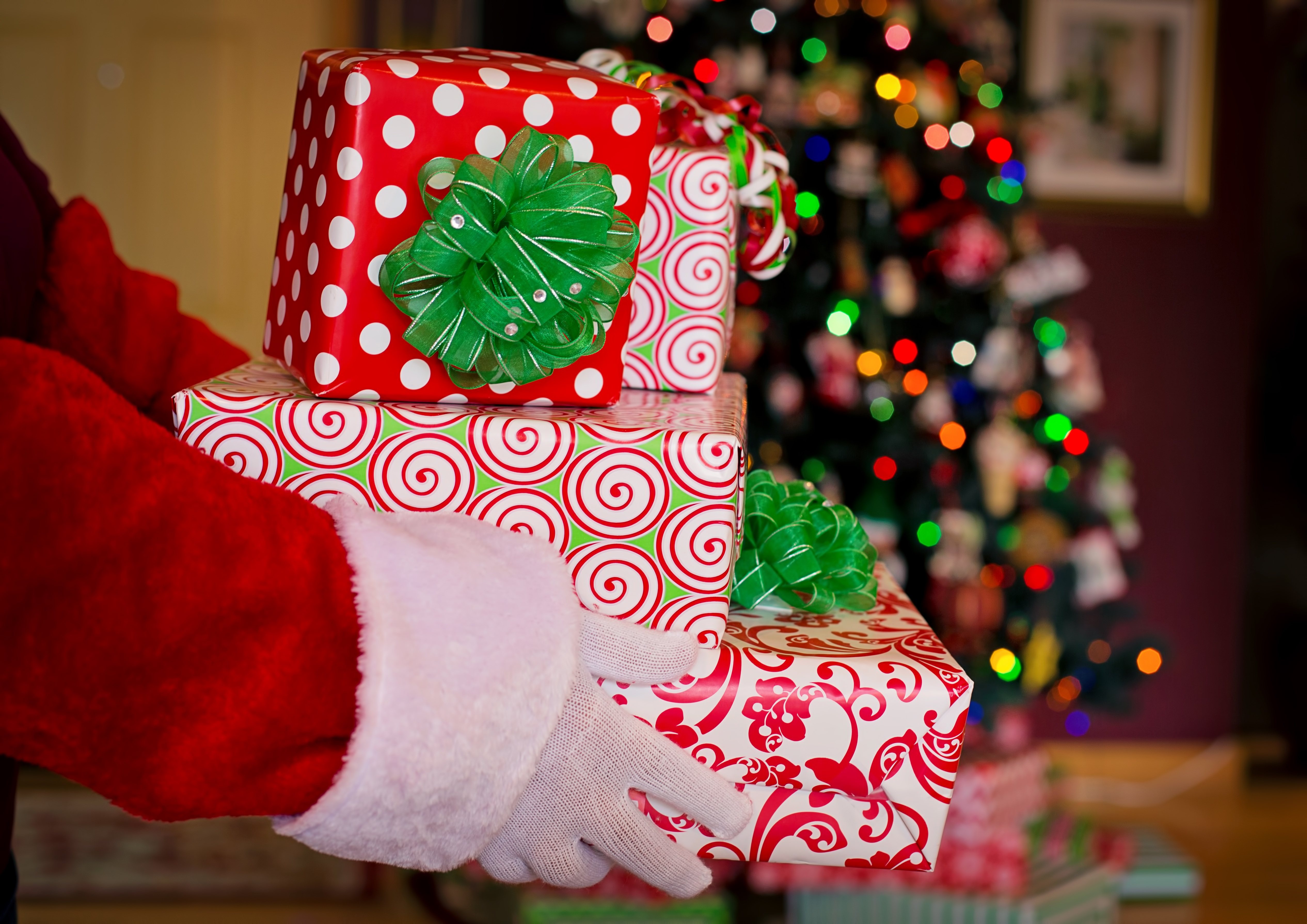 Handy-Wallpaper Feiertage, Weihnachtsmann, Weihnachten, Lichter, Geschenk kostenlos herunterladen.